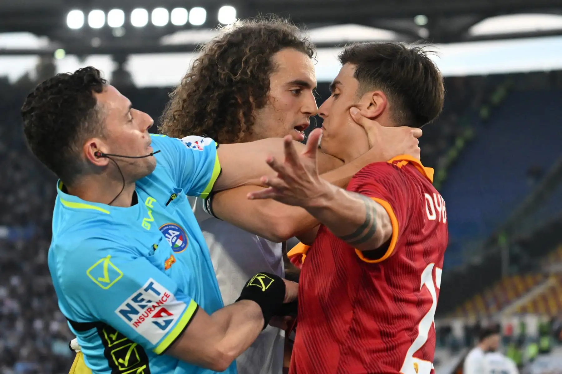 El delantero argentino de la Roma #21 Paulo Dybala (R) discute con el centrocampista francés de la Lazio #08 Matteo Guendouzi durante el partido de fútbol de la Serie A italiana entre AS Roma y Lazio el 6 de abril de 2024 en el estadio olímpico de Roma. Foto: AFP