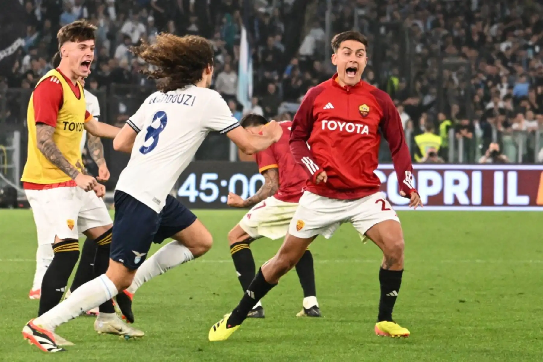 El delantero argentino de la Roma #21 Paulo Dybala celebra frente al mediocampista francés de la Lazio #08 Matteo Guendouzi después de ganar el partido de fútbol de la Serie A italiana entre AS Roma y Lazio el 6 de abril de 2024 en el estadio olímpico de Roma. Foto: AFP