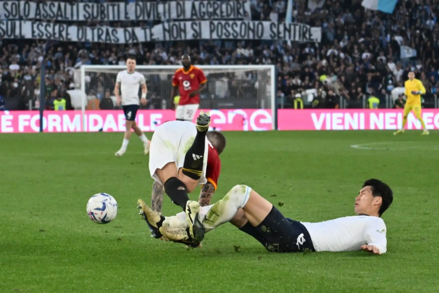 El defensor español de la Roma #69 Angelino es abordado por el mediocampista japonés de la Lazio #06 Daichi Kamada durante el partido de fútbol de la Serie A italiana entre la AS Roma y la Lazio el 6 de abril de 2024 en el estadio olímpico de Roma. Foto: AFP