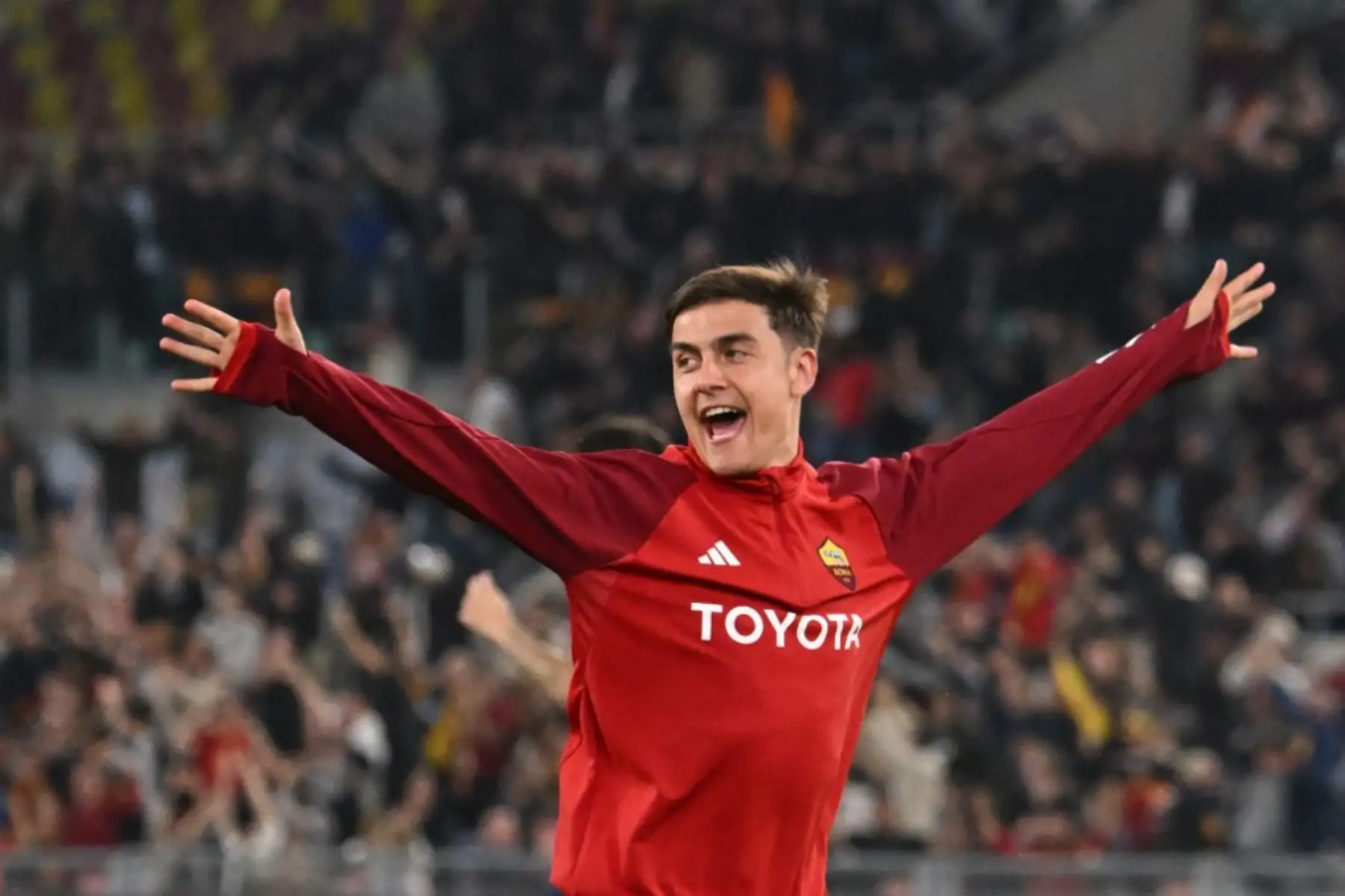 El delantero argentino de la Roma #21 Paulo Dybala celebra tras ganar el partido de fútbol de la Serie A italiana entre AS Roma y Lazio. Foto: AFP