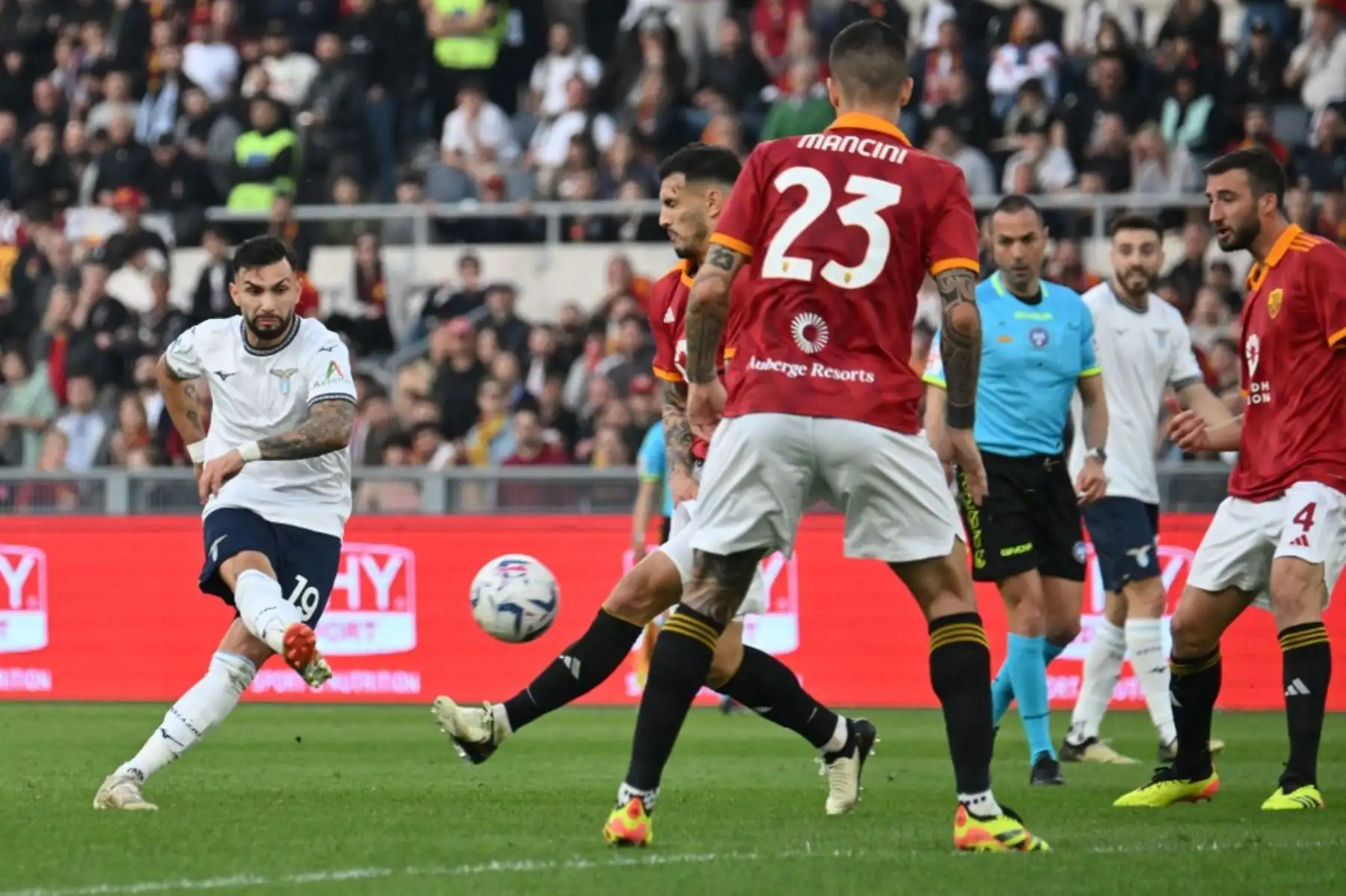 El mediocampista argentino de Lazio #19 Valentin Castellanos patea el balón durante el partido de fútbol de la Serie A italiana entre AS Roma y Lazio el 6 de abril de 2024 en el estadio olímpico de Roma. Foto: AFP