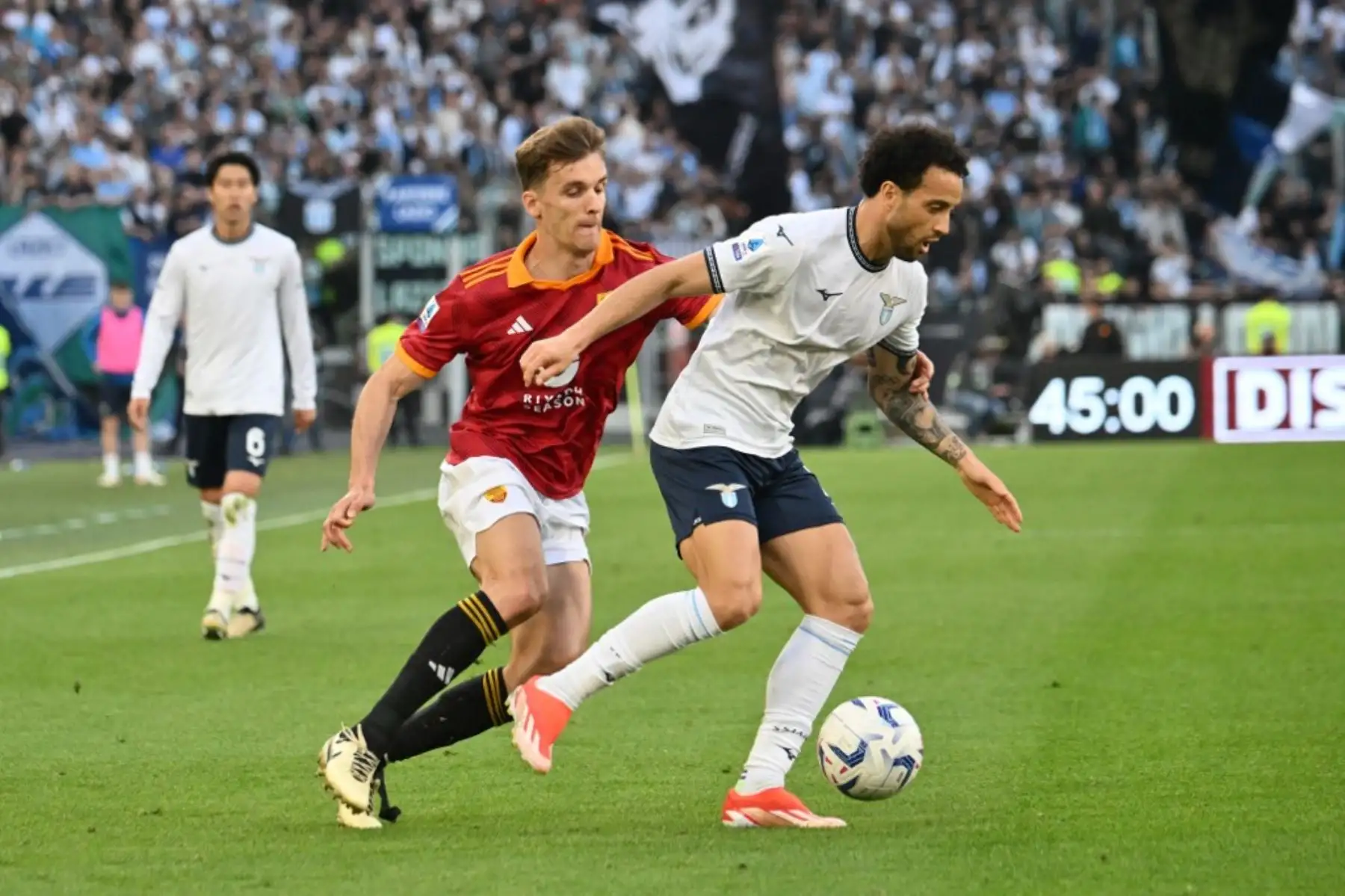 El defensor español de la Roma #14 Diego Llorente lucha por el balón con el mediocampista brasileño de la Lazio #07 Felipe Anderson durante el partido de fútbol de la Serie A italiana entre la AS Roma y la Lazio el 6 de abril de 2024 en el estadio olímpico de Roma. Foto: AFP