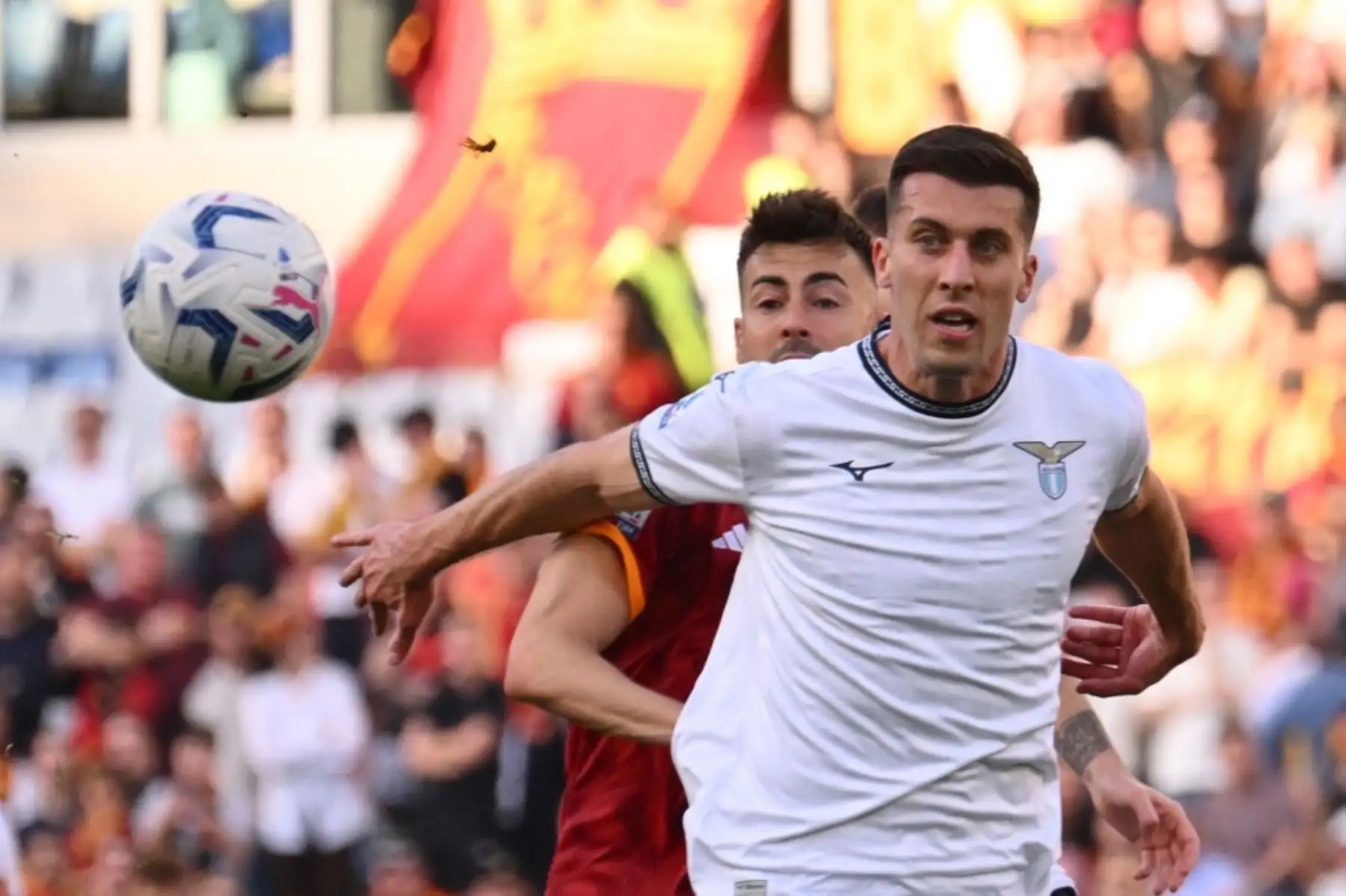 El defensor italiano de la Lazio #15 Nicolo Casale (R) lucha por el balón con el delantero italiano de la Roma #92 Stephan El Shaarawy durante el partido de fútbol de la Serie A italiana entre AS Roma y Lazio el 4 de abril de 2024 en el estadio olímpico de Roma. Foto: AFP
