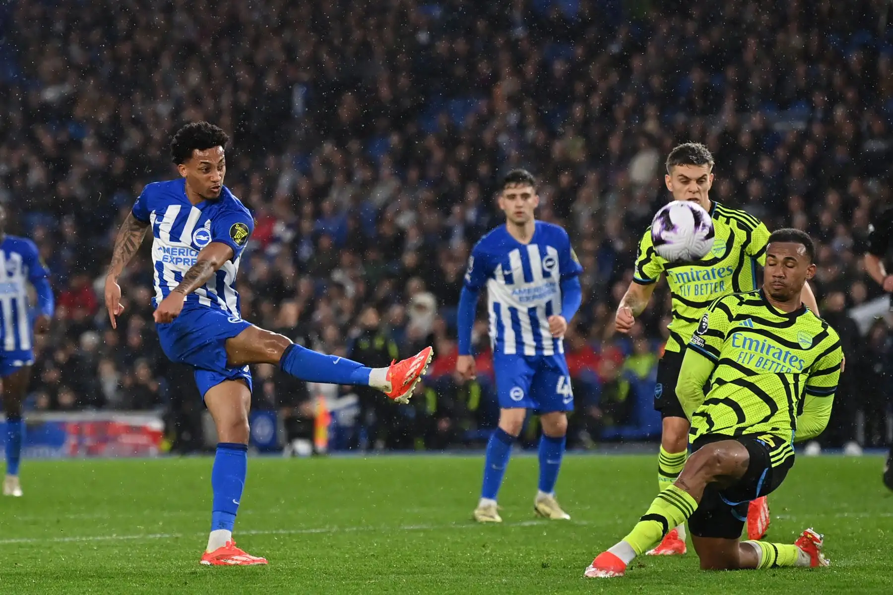 El delantero brasileño de Brighton #09 Joao Pedro (L) tiene este disparo bloqueado por el defensor brasileño del Arsenal #06 Gabriel Magalhaes (R) durante el partido de fútbol de la Liga Premier inglesa entre Brighton y Hove Albion y el Arsenal en el American Express Community Stadium en Brighton, sur de Inglaterra el 6 de abril de 2024. Foto: AFP