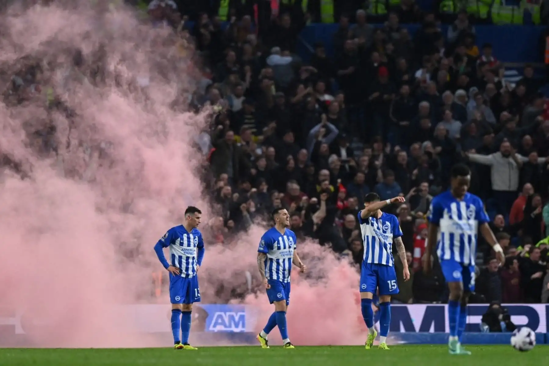 Los jugadores de Brighton reaccionan al conceder su segundo gol durante el partido de fútbol de la Premier League inglesa entre Brighton y Hove Albion y el Arsenal en el American Express Community Stadium en Brighton, sur de Inglaterra, el 6 de abril de 2024. Foto: AFP