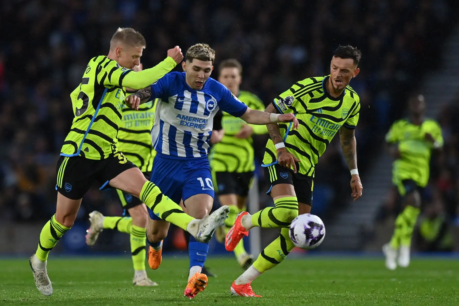 El delantero paraguayo de Brighton #10 Julio Enciso (C) compite con el defensor ucraniano del Arsenal #35 Oleksandr Zinchenko (L) y el defensor inglés del Arsenal #04 Ben White (R) durante el partido de fútbol de la Liga Premier inglesa entre Brighton y Hove Albion y el Arsenal en el American Express Community Stadium en Brighton, sur de Inglaterra. Foto: AFP