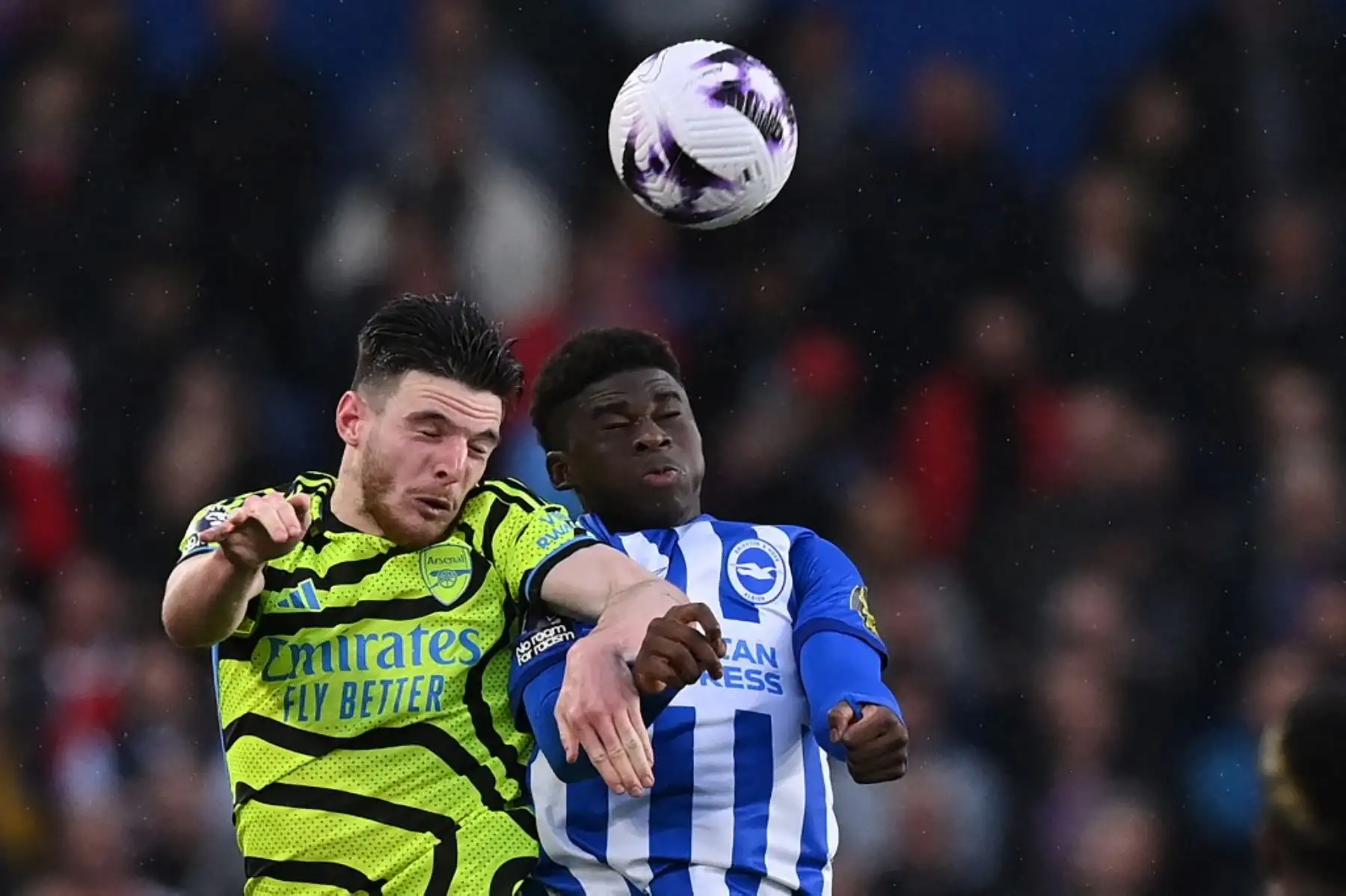 El centrocampista inglés del Arsenal #41 Declan Rice (L) compite con el centrocampista camerunés de Brighton #20 Carlos Baleba (R) durante el partido de fútbol de la Liga Premier inglesa entre Brighton y Hove Albion y el Arsenal en el American Express Community Stadium en Brighton, sur de Inglaterra. Foto: AFP