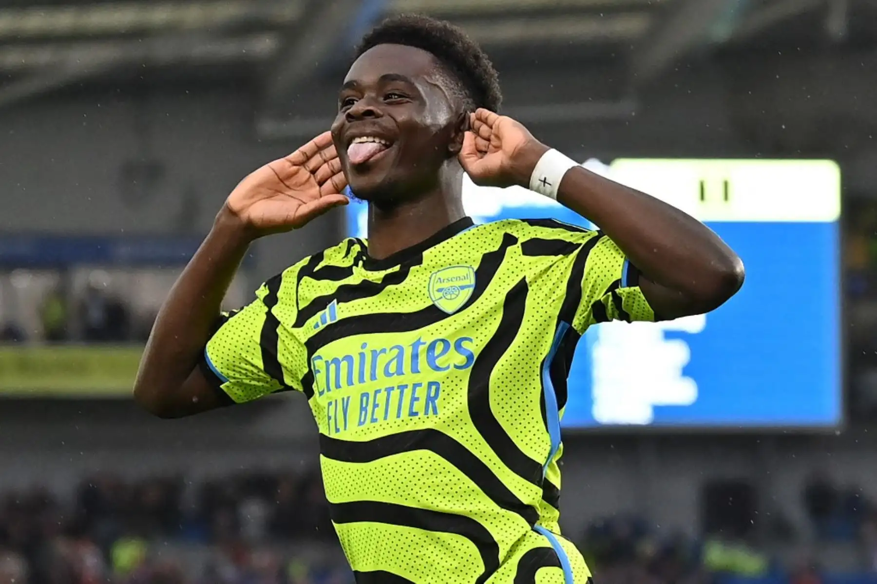 El centrocampista inglés del Arsenal #07 Bukayo Saka celebra después de anotar el gol inicial desde el punto penal durante el partido de fútbol de la Liga Premier inglesa entre Brighton y Hove Albion y el Arsenal en el American Express Community Stadium en Brighton, sur de Inglaterra. Foto: AFP