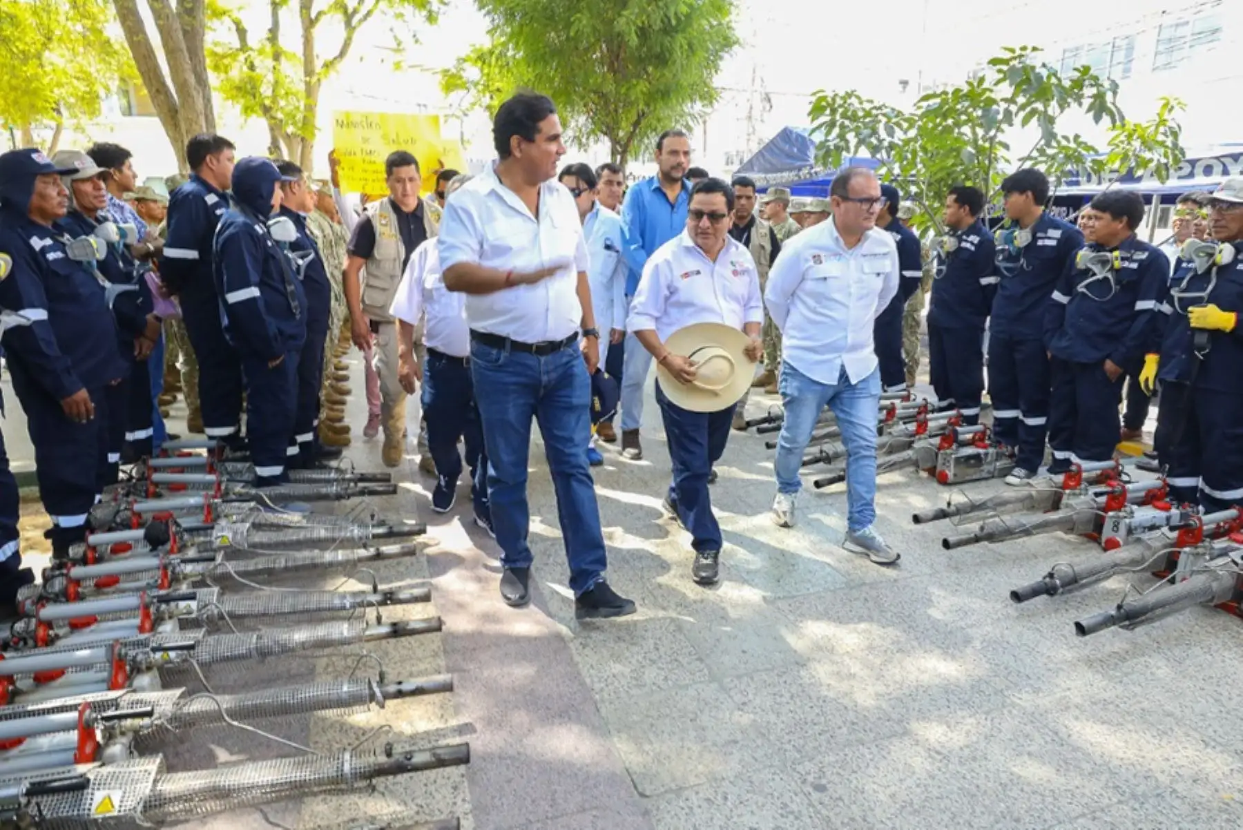 Desde la plaza de Armas de Piura y junto a centenares de brigadistas de fumigación, el ministro de Salud, César Vásquez, dio inicio hoy a la "Fumigatón” que tiene como objetivo eliminar al zancudo Aedes aegypti, transmisor del dengue.