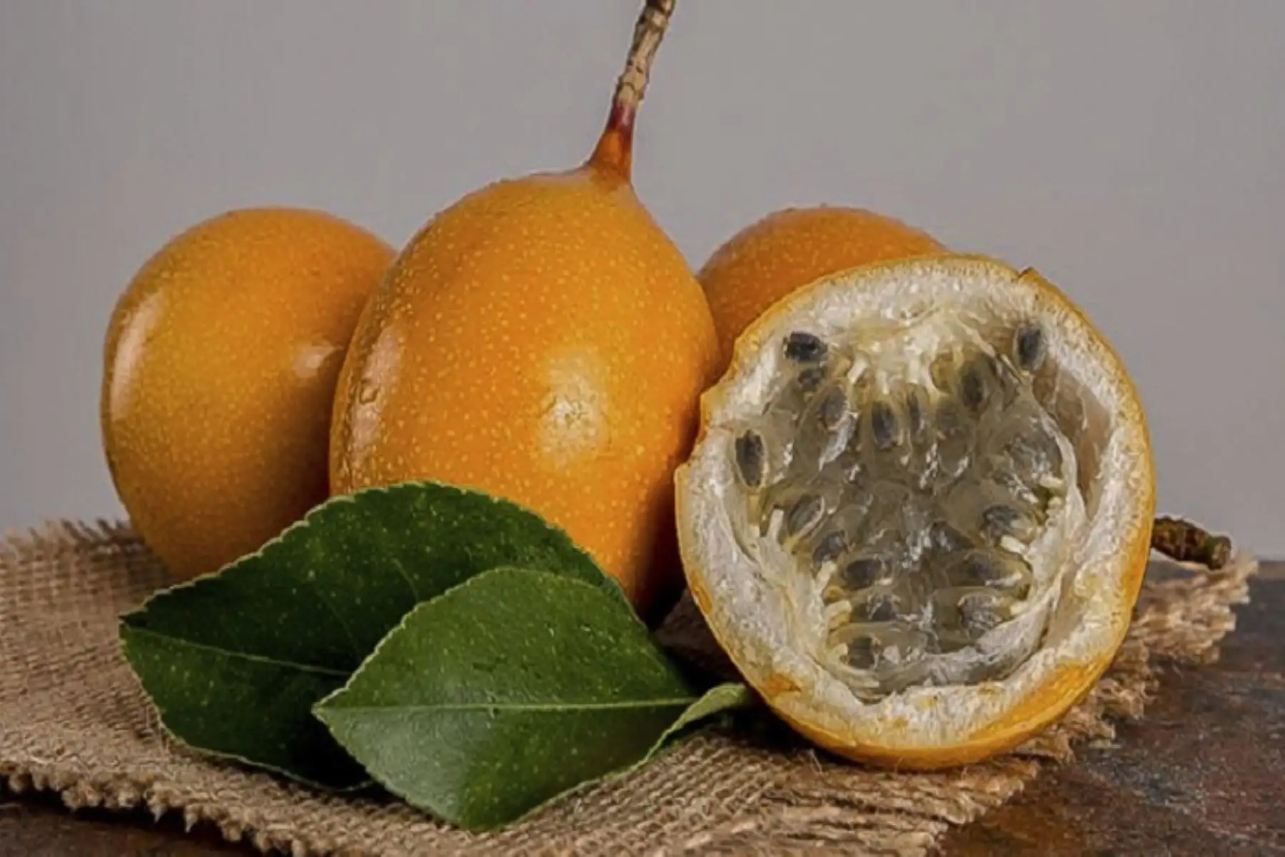 La granadilla es  reconocida por su sabor suave y múltiples propiedades como la fibra, potasio, calcio, fósforo, hierro, vitaminas, proteínas y carbohidratos.