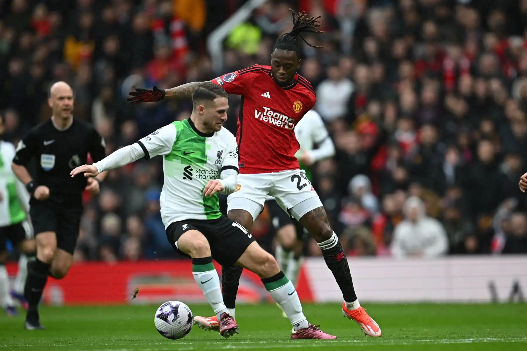 El centrocampista argentino del Liverpool Alexis Mac Allister  compite con el defensor inglés del Manchester United  Aaron Wan-Bissaka  durante el partido de fútbol de la Premier League inglesa entre Manchester United y Liverpool. Foto: ANDINA/AFP