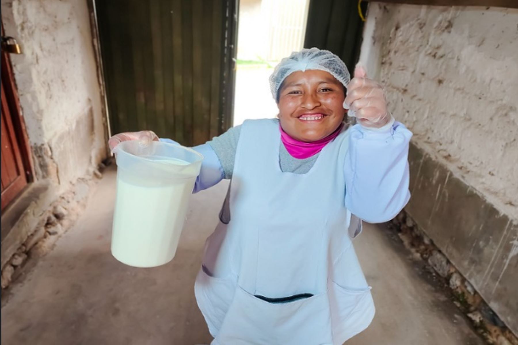 Con la estabilidad que le brinda el trabajo en Cuna Más, Julia Mamani pudo ahorrar de su estipendio mensual un capital que le permitió adquirir de manera diaria la leche fresca de vaca que  vende de casa en casa a sus clientas.