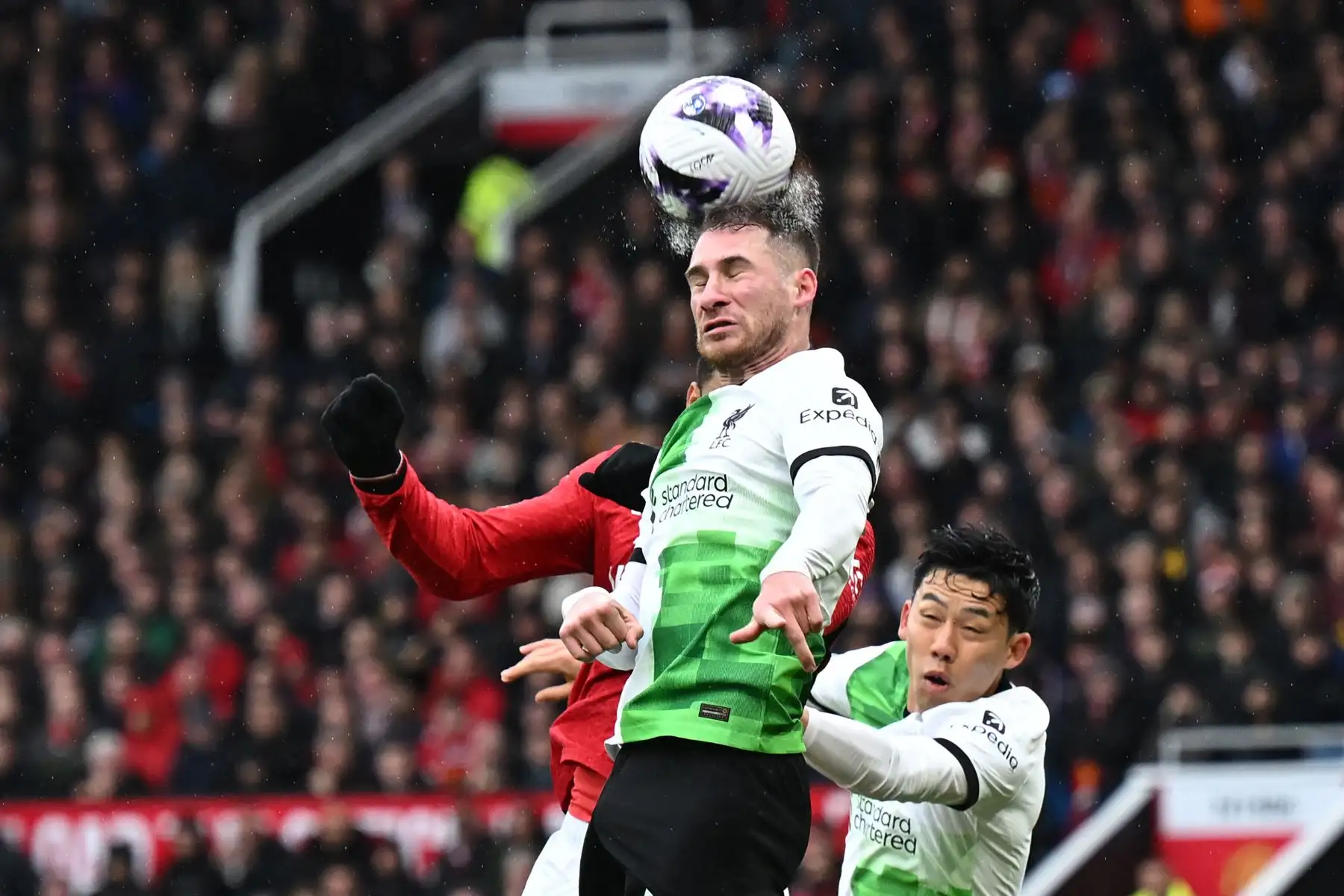 El centrocampista argentino del Liverpool Alexis Mac Allister encabeza el balón bajo la presión del centrocampista brasileño del Manchester United Casemiro durante el partido de fútbol de la Premier League inglesa entre Manchester United y Liverpool. Foto: ANDINA7AFP