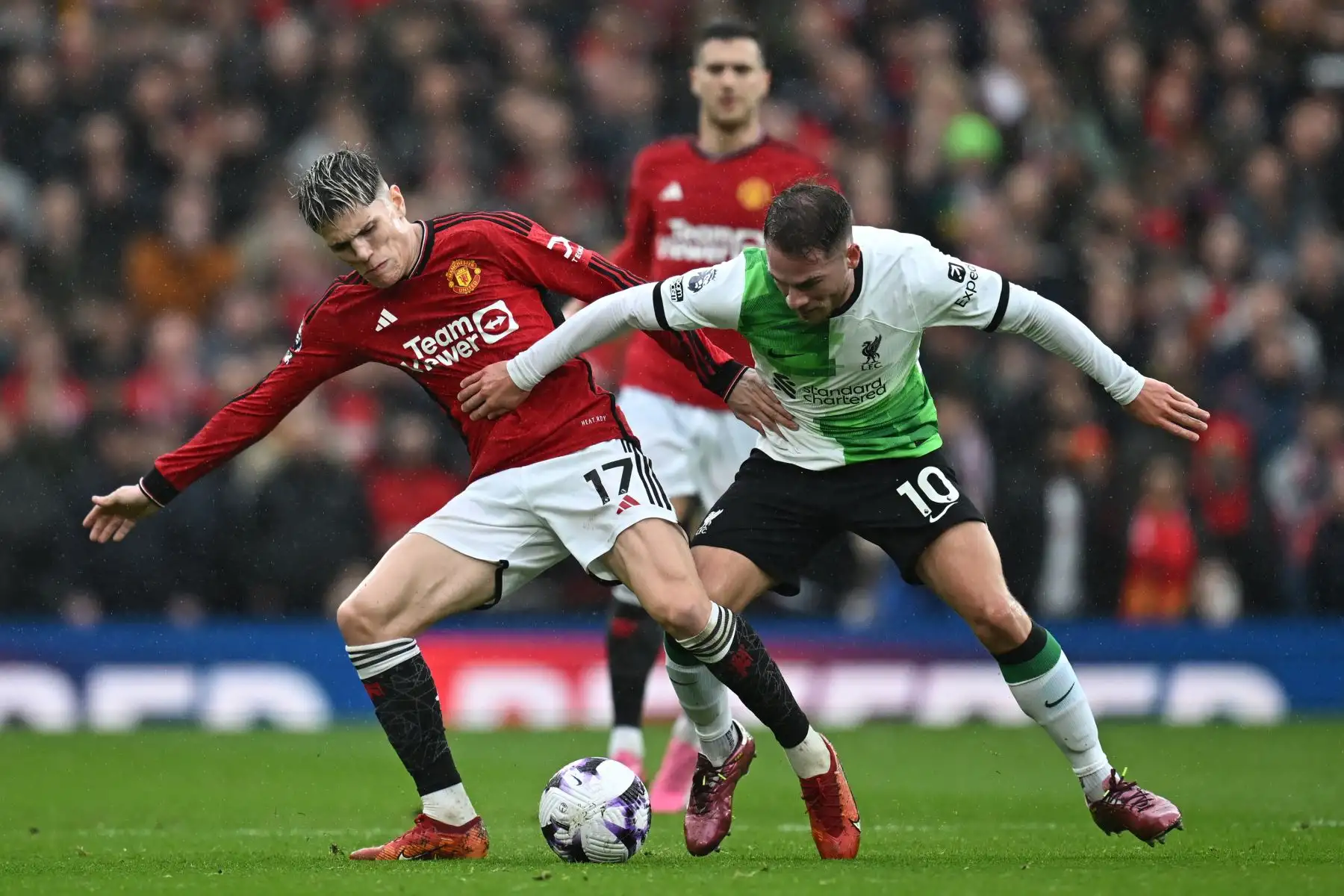 El centrocampista argentino del Manchester United  Alejandro Garnacho compite con el centrocampista argentino del Liverpool  Alexis Mac Allister  durante el partido de fútbol de la Premier League inglesa entre Manchester United y Liverpool. Foto: ANDINA/AFP