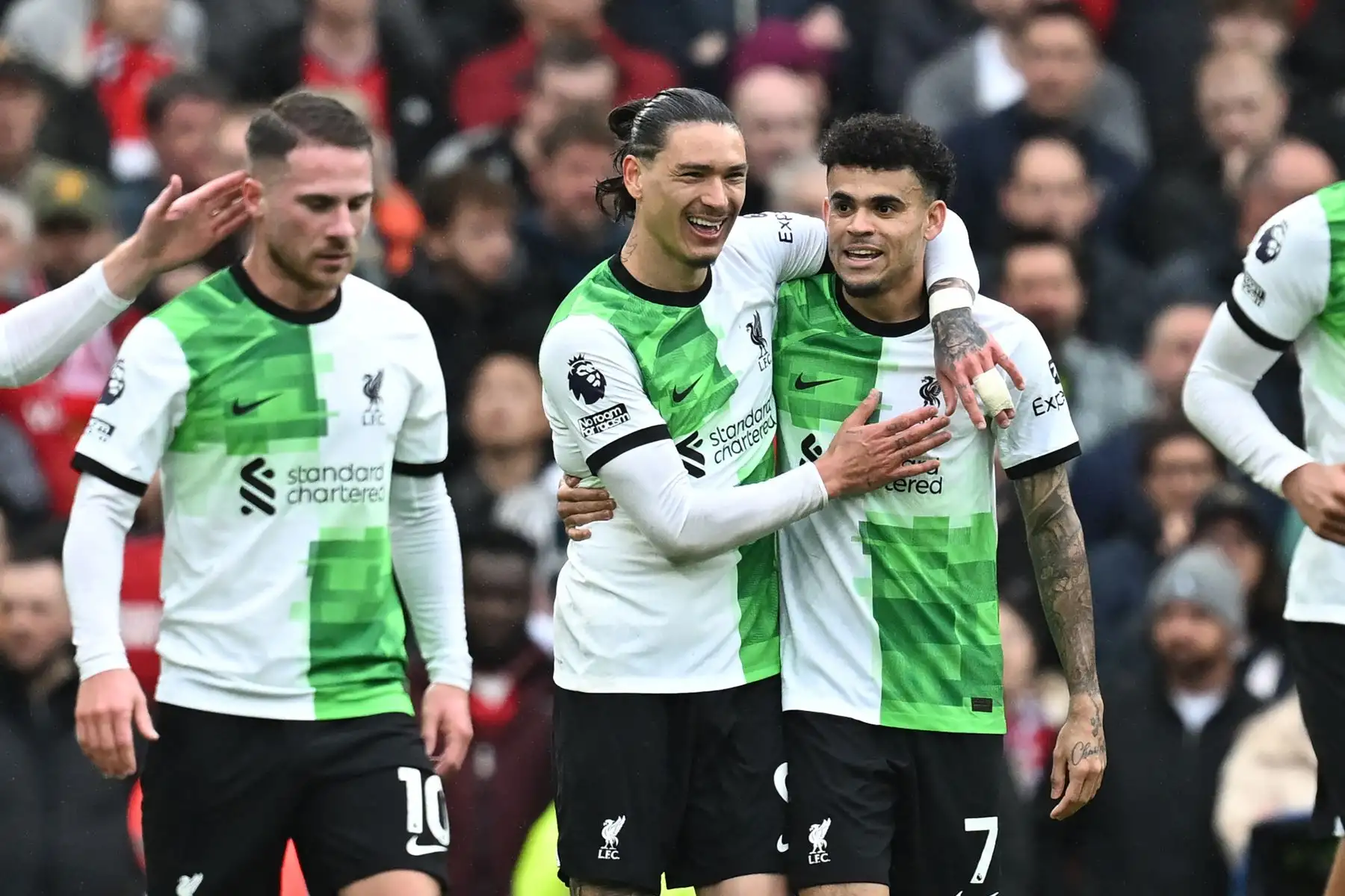 El centrocampista colombiano del Liverpool Luis Díaz celebra con el delantero uruguayo del Liverpool Darwin Núñez después de anotar el gol inicial durante el partido de fútbol de la Liga Premier inglesa entre el Manchester United y el Liverpool. Foto: ANDINA/AFP