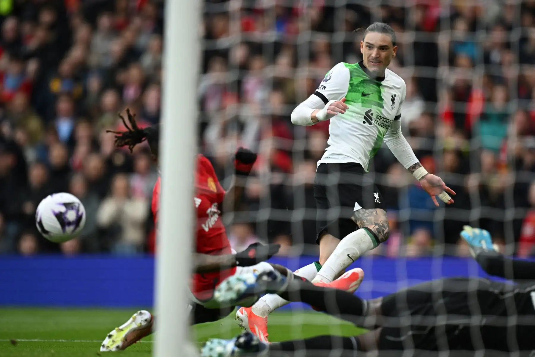 El delantero uruguayo del Liverpool Darwin Núñez  dispara durante el partido de fútbol de la Premier League inglesa entre Manchester United y Liverpool. Foto: ANDINA/ AFP
