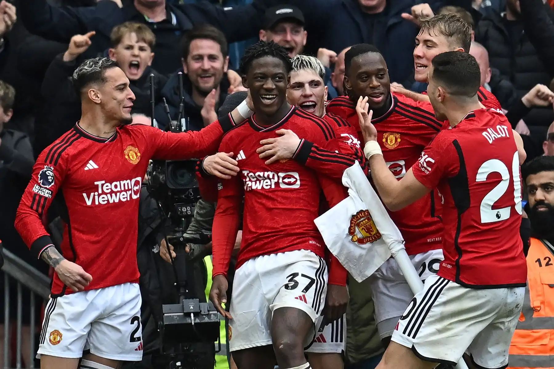 El centrocampista inglés del Manchester United  Kobbie Mainoo celebra con sus compañeros después de marcar su segundo gol durante el partido de fútbol de la Premier League inglesa entre Manchester United y Liverpool. Foto: ANDINA/AFP