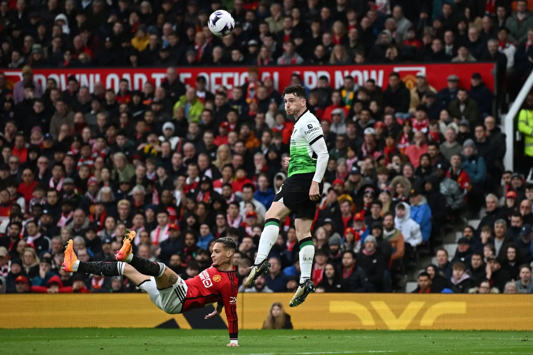 El mediocampista brasileño del Manchester United Antony compite con el defensor escocés del Liverpool  Andrew Robertson durante el partido de fútbol de la Premier League inglesa entre Manchester United y Liverpool. Foto: ANDINA/ AFP