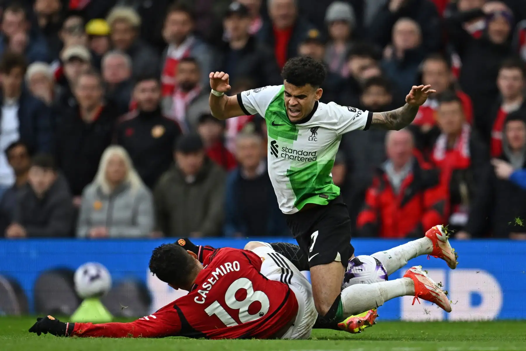 El mediocampista brasileño del Manchester United Casemiro es amonestado por esta falta contra el mediocampista colombiano del Liverpool  Luis Díaz  durante el partido de fútbol de la Premier League inglesa entre Manchester United y Liverpool. Foto: ANDINA/ AFP