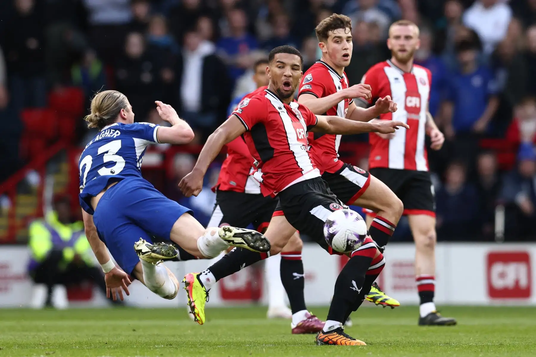El defensor inglés de Sheffield United Mason Holgate compite con el centrocampista inglés de Chelsea Conor Gallagher  durante el partido de fútbol de la Premier League inglesa entre Sheffield United y Chelsea en Bramall Lane en Sheffield, norte de Inglaterra. Foto. ANDINA/ AFP