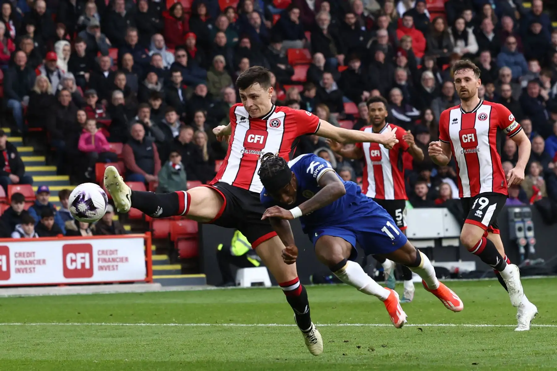 El defensor bosnio de Sheffield United  Anel Ahmedhodzic  compite con el centrocampista inglés de Chelsea  Noni Madueke  durante el partido de fútbol de la Premier League inglesa entre Sheffield United y Chelsea. Foto: ANDINA/AFP