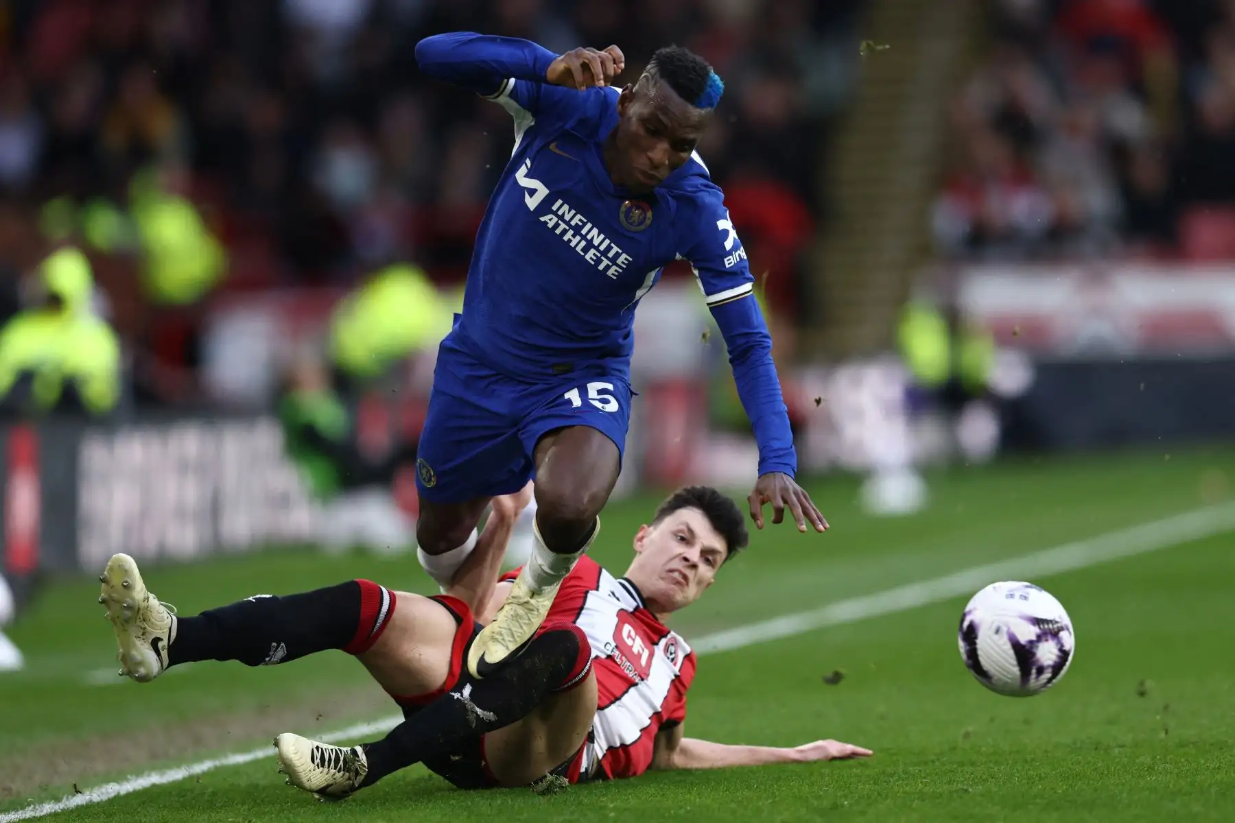 El delantero senegalés del Chelsea Nicolas Jackson compite con el defensor bosnio del Sheffield United  Anel Ahmedhodzic  durante el partido de fútbol de la Premier League inglesa entre Sheffield United y Chelsea en Bramall Lane en Sheffield, norte de Inglaterra. Foto: ANDINA/AFP