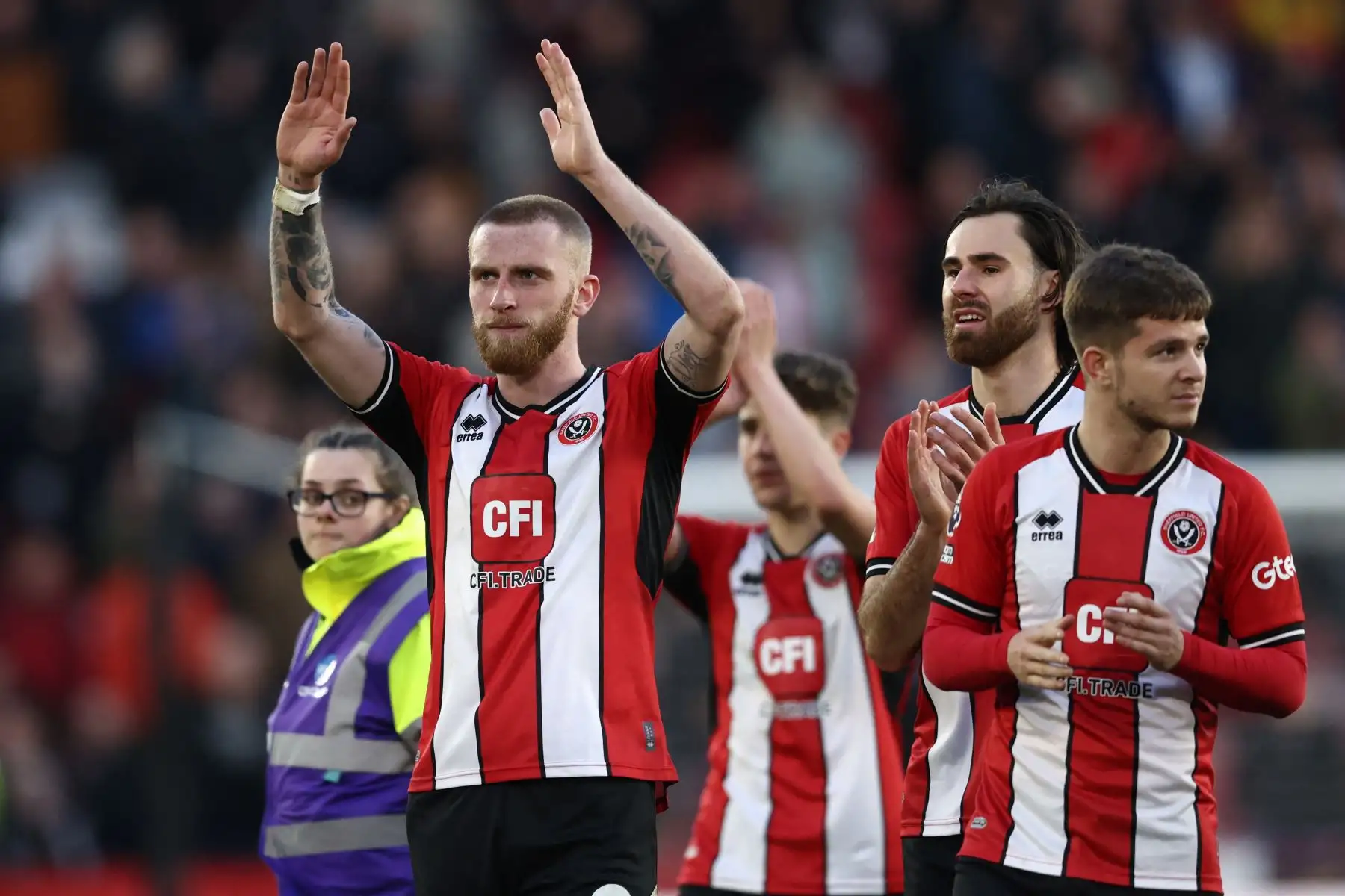 El delantero escocés de origen inglés  Oli McBurnie del Sheffield United y sus compañeros celebran su empate en el campo después del partido de fútbol de la Premier League inglesa entre Sheffield United y Chelsea en Bramall Lane en Sheffield, norte de Inglaterra. Foto: ANDINA/ AFP