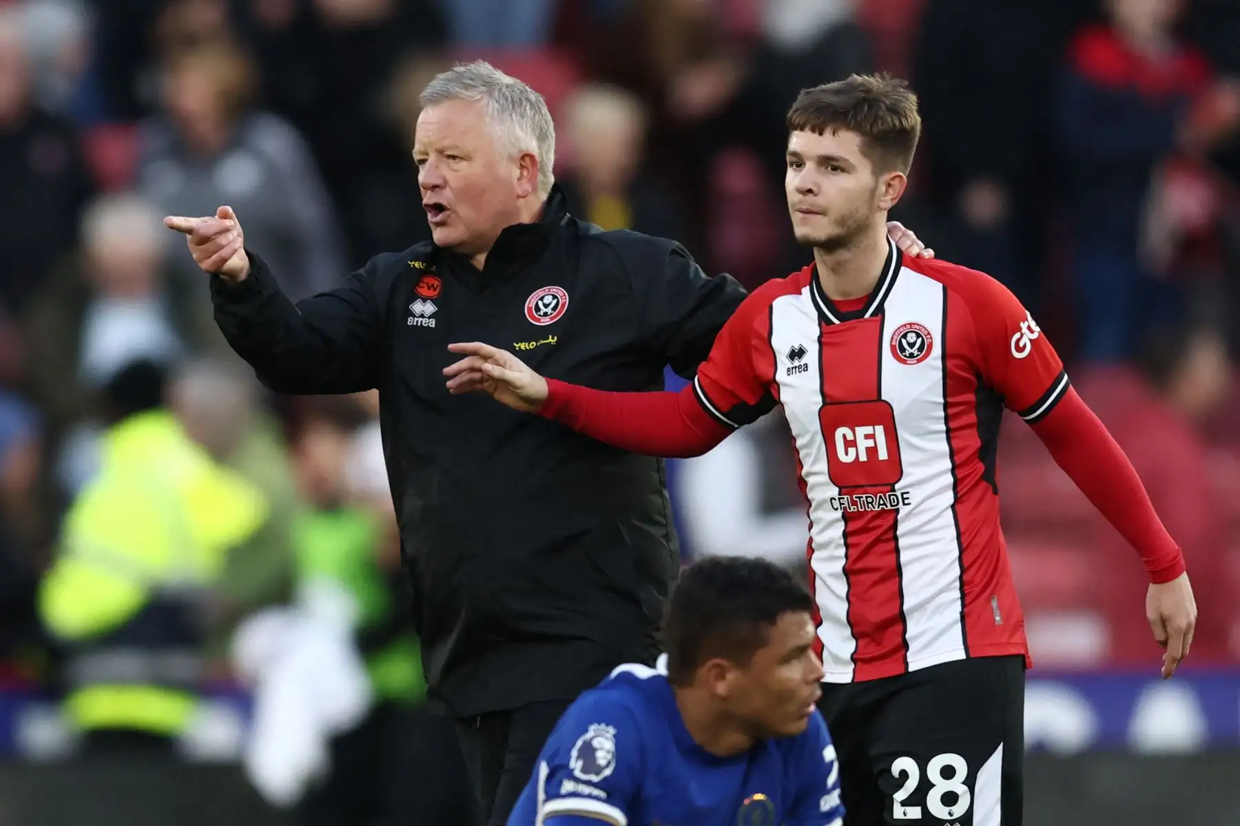 El entrenador inglés de Sheffield United, Chris Wilder, y el centrocampista inglés de Sheffield United  James McAtee, reaccionan en el campo después del partido de fútbol de la Premier League inglesa entre Sheffield United y Chelsea en Bramall Lane en Sheffield, norte de Inglaterra. Foto: ANDINA/AFP