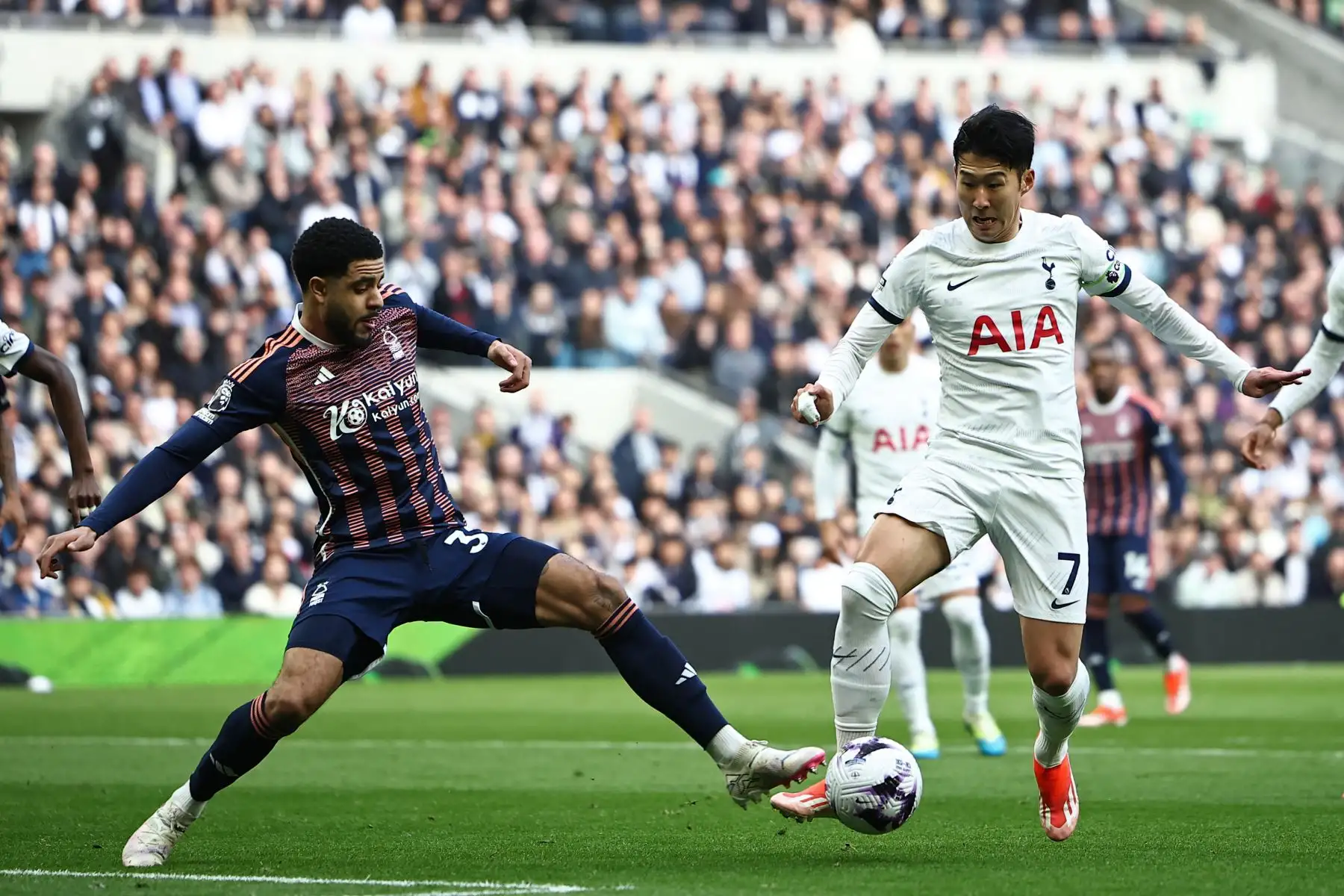 El defensor irlandés de Nottingham Forest Andrew Omobamidele compite con el delantero surcoreano de Tottenham Hotspur Son Heung-Min durante el partido de fútbol de la Premier League inglesa entre Tottenham Hotspur y Nottingham Forest en el estadio Tottenham Hotspur de Londres. Foto: ANDINA/AFP