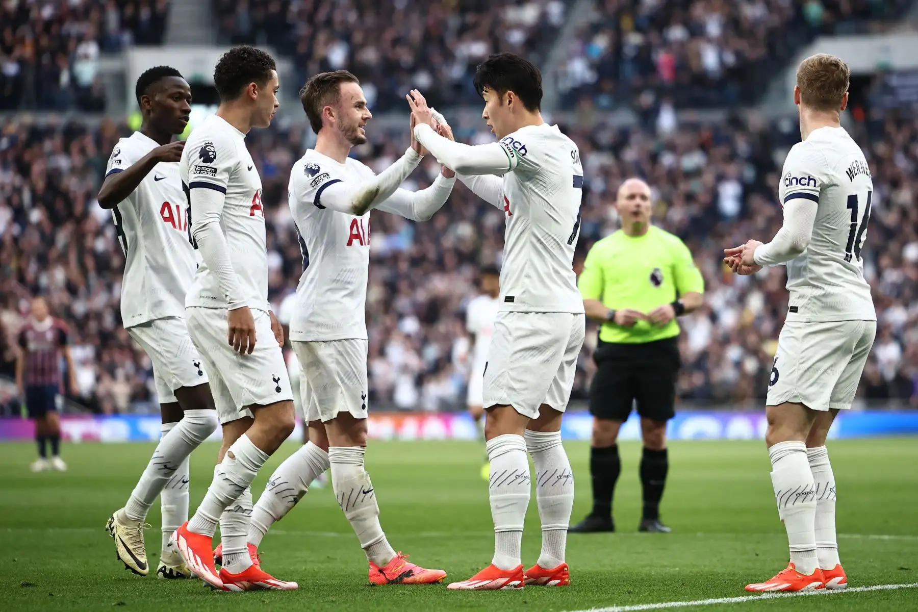 Los jugadores del Tottenham Hotspur celebran un gol en propia meta del defensa brasileño del Nottingham Forest Murillo durante el partido de fútbol de la Premier League inglesa entre Tottenham Hotspur y Nottingham Forest en el estadio Tottenham Hotspur de Londres. Foto: ANDINA/AFP