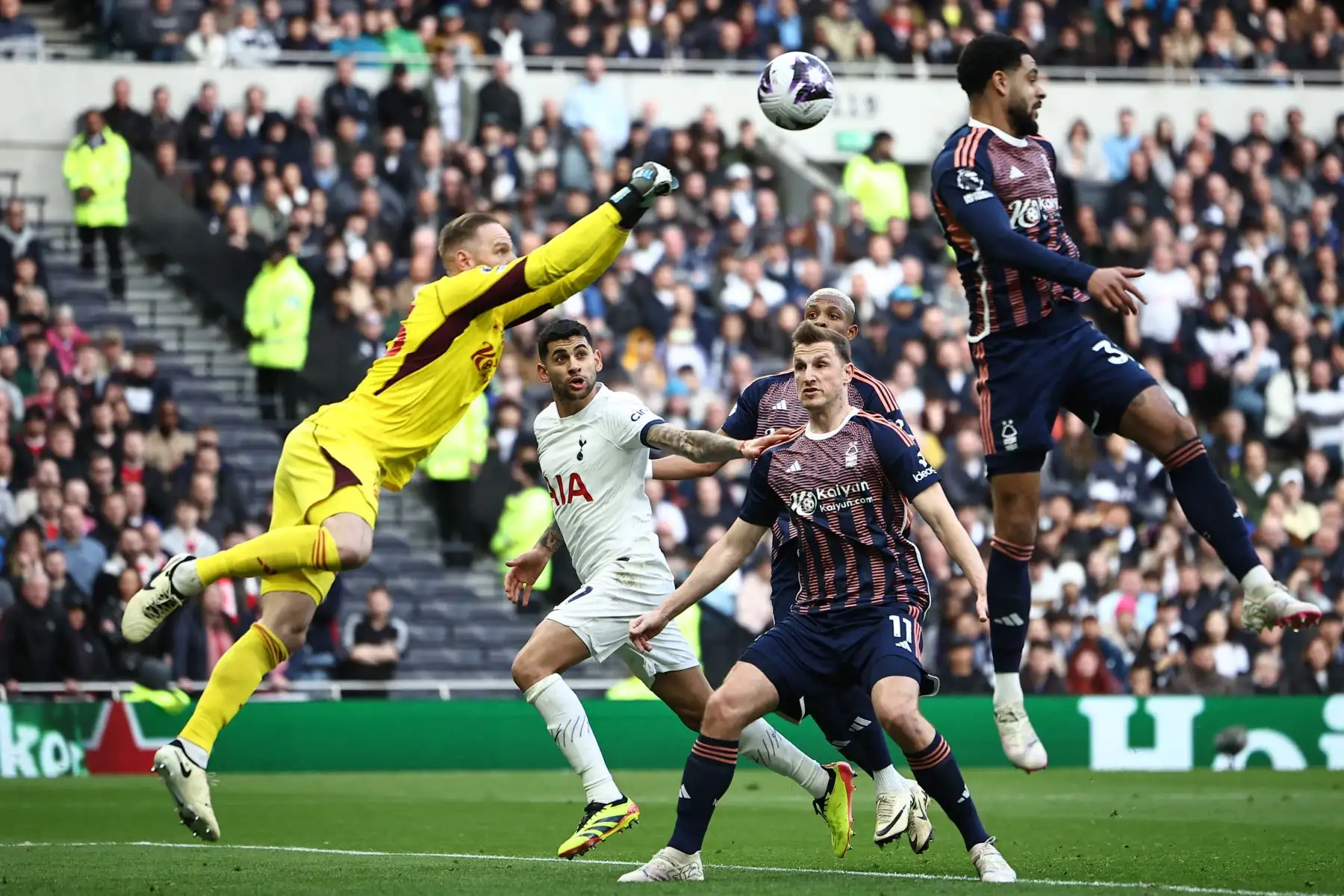 El portero belga de Nottingham Forest, Matz Sels, golpea el balón durante el partido de fútbol de la Premier League inglesa entre Tottenham Hotspur y Nottingham Forest en el estadio Tottenham Hotspur de Londres. Foto: ANDINA/AFP