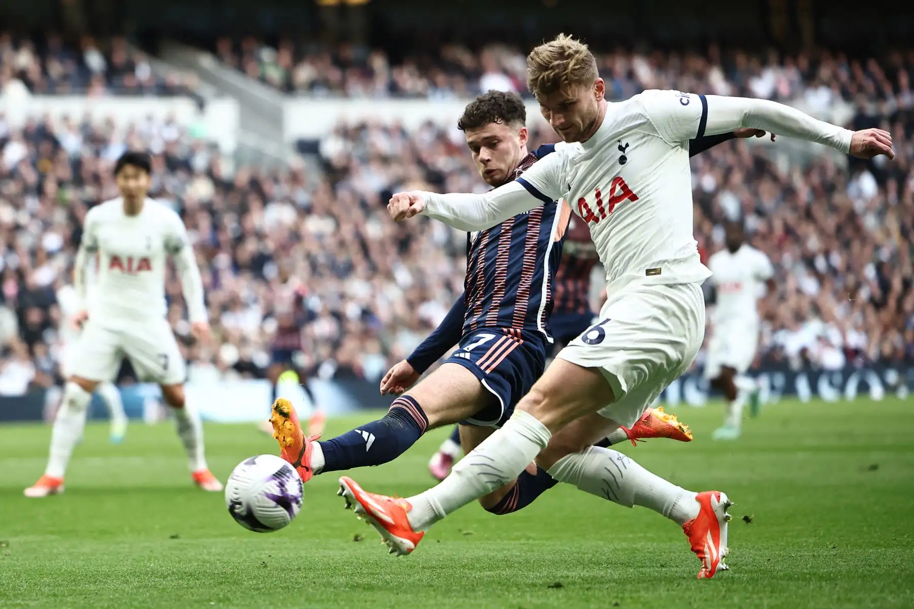 El defensor galés de Nottingham Forest Neco Williams  compite con el delantero alemán Timo Werner  del Tottenham Hotspur durante el partido de fútbol de la Premier League inglesa entre Tottenham Hotspur y Nottingham Forest en el estadio Tottenham Hotspur de Londres. 
Foto: ANDINA/AFP