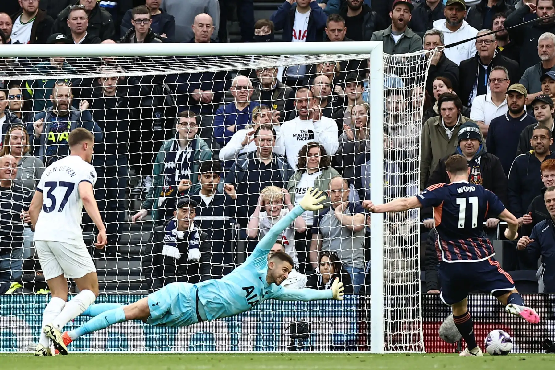 El delantero neozelandés  de Nottingham Forest, Chris Wood, golpea el poste con este intento cercano durante el partido de fútbol de la Premier League inglesa entre Tottenham Hotspur y Nottingham Forest en el estadio Tottenham Hotspur de Londres. Foto: ANDINA/AFP