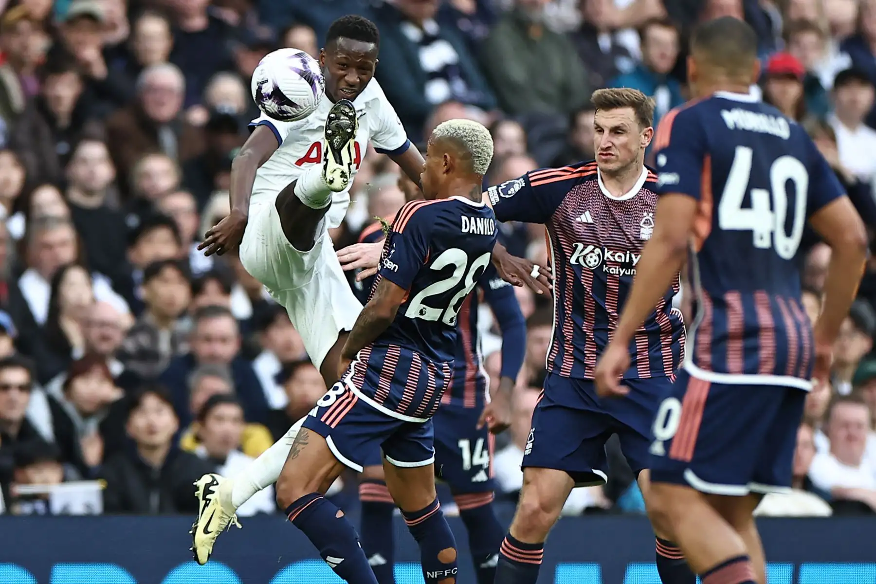 El centrocampista senegalés del Tottenham Hotspur  Pape Matar Sarr compite con el centrocampista brasileño del Nottingham Forest  Danilo durante el partido de fútbol de la Premier League inglesa entre Tottenham Hotspur y Nottingham Forest en el estadio Tottenham Hotspur de Londres. Foto: ANDINA/AFP
