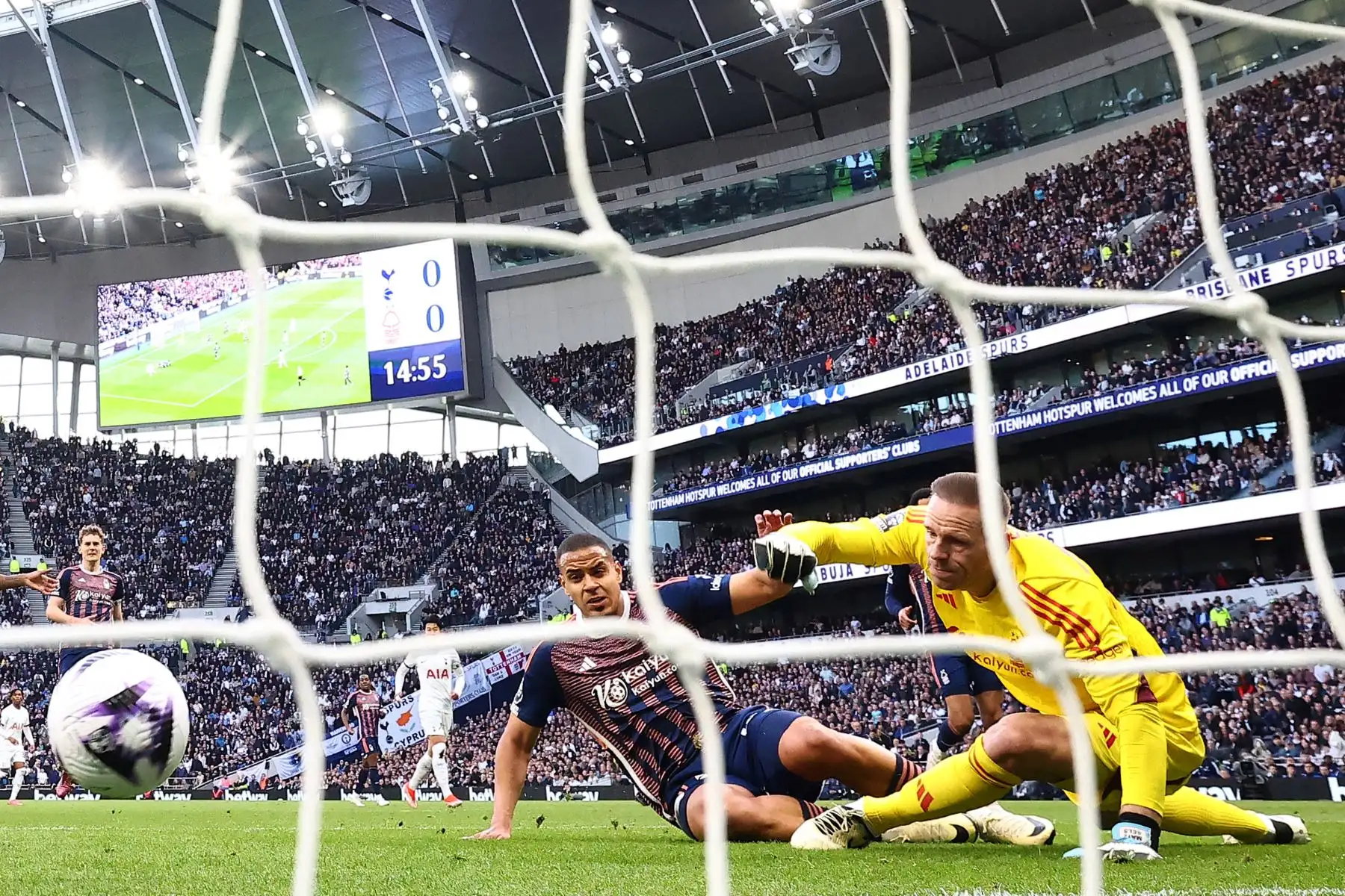 El defensor brasileño de Nottingham Forest Murillo  desvía el balón pasando por el portero belga de Nottingham Forest  Matz Sels  para el autogol de apertura durante el partido de fútbol de la Liga Premier inglesa entre Tottenham Hotspur y Nottingham Forest en el estadio de Tottenham Hotspur en Londres. Foto: ANDINA/AFP