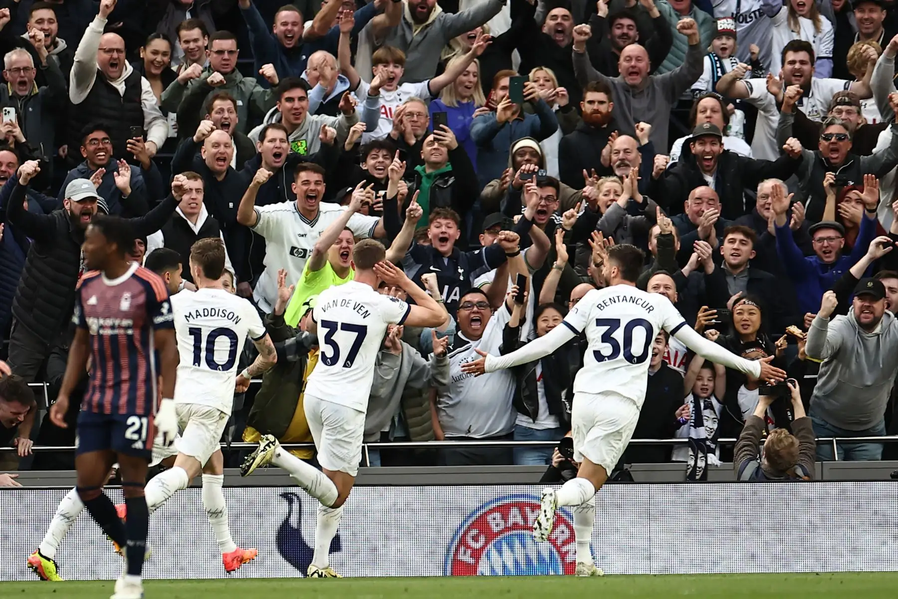 El defensor holandés del Tottenham Hotspur, Micky van de Ven, celebra con sus compañeros después de marcar su segundo gol durante el partido de fútbol de la Premier League inglesa entre Tottenham Hotspur y Nottingham Forest en el estadio Tottenham Hotspur de Londres. Foto: ANDINA/AFP