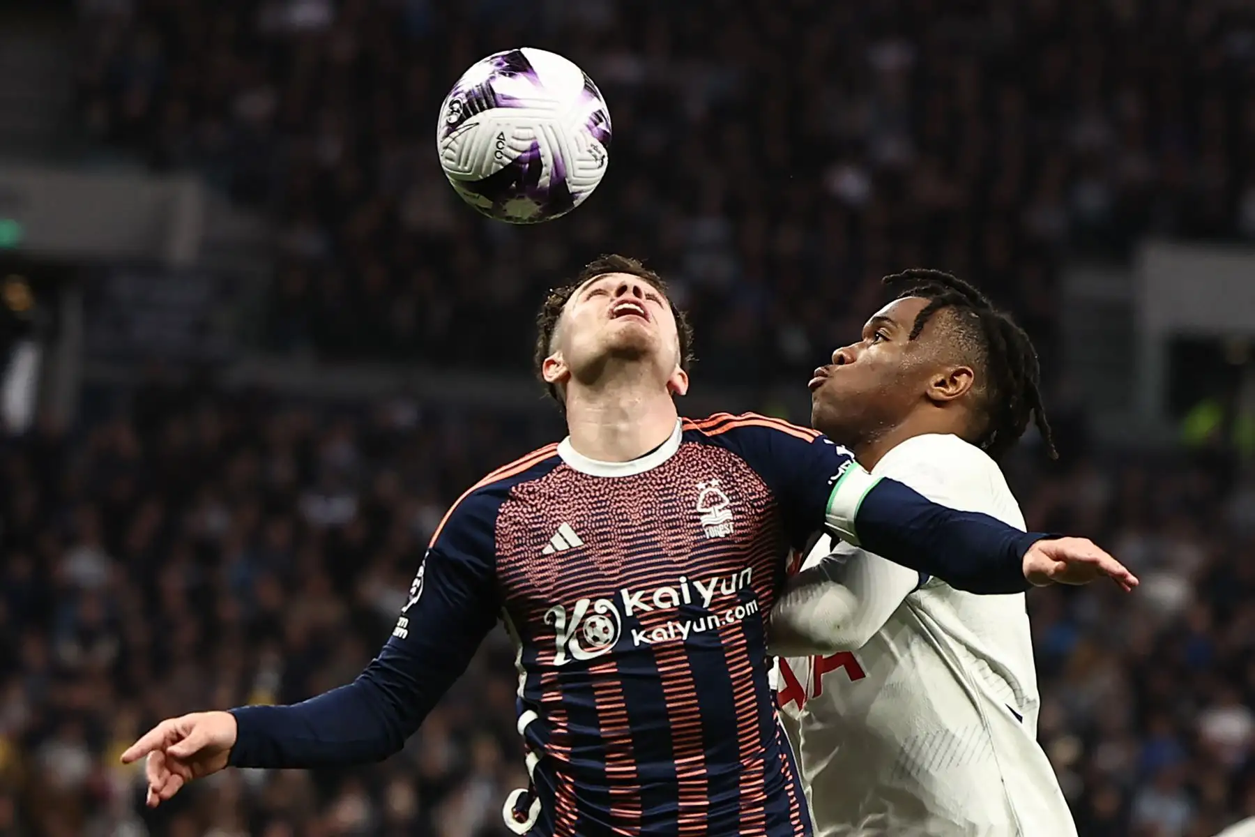 El defensor galés de Nottingham Forest Neco Williams  compite con el defensor italiano de Tottenham Hotspur Destiny Udogie durante el partido de fútbol de la Premier League inglesa entre Tottenham Hotspur y Nottingham Forest en el estadio Tottenham Hotspur de Londres. Foto: ANDINA/ AFP