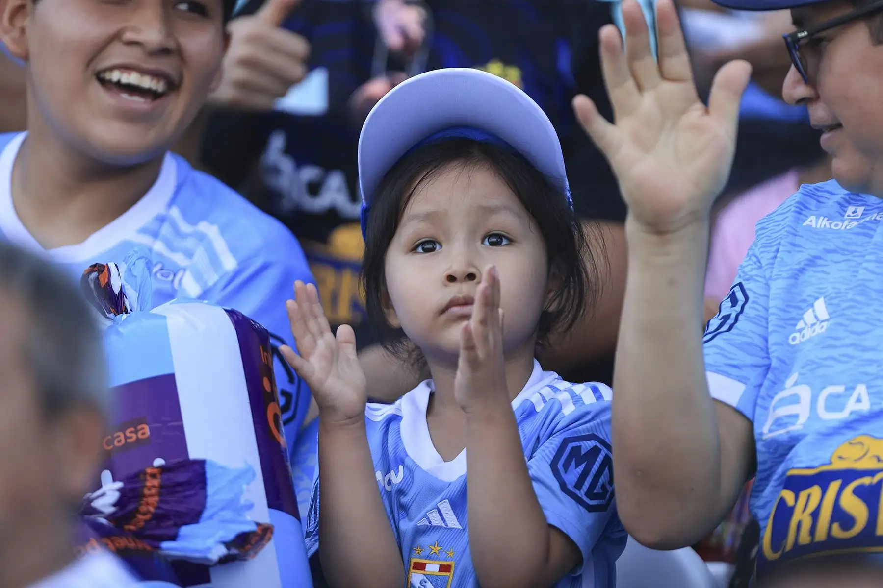 Hinchas de Sporting Cristal apoyan a su equipo en el encuentro ante Sport Huancayo por el Torneo Apertura. Foto: ANDINA/Jhonel Rodríguez Robles
