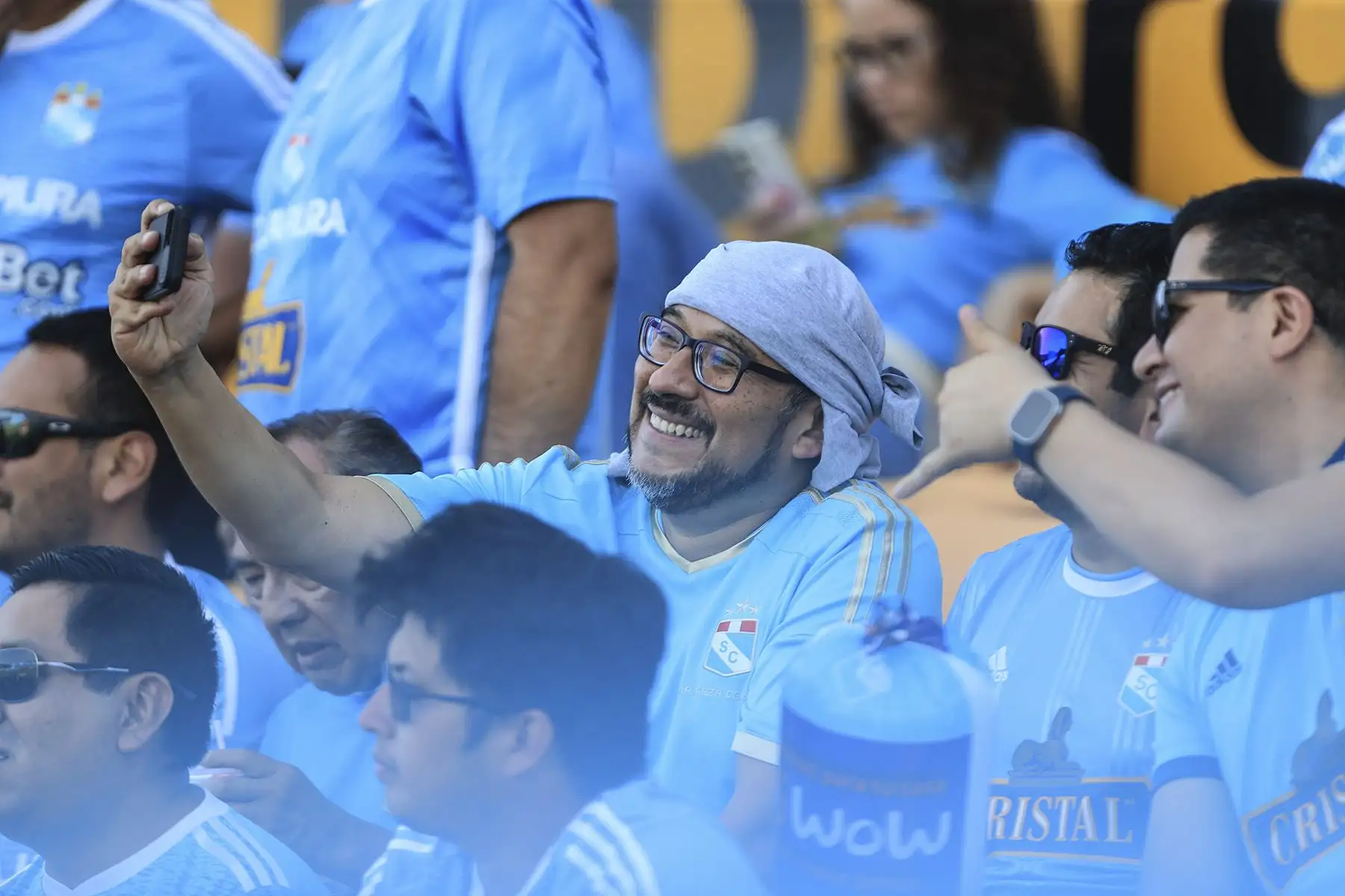 Hinchas de Sporting Cristal apoyan a su equipo en el encuentro ante Sport Huancayo por el Torneo Apertura. Foto: ANDINA/Jhonel Rodríguez Robles