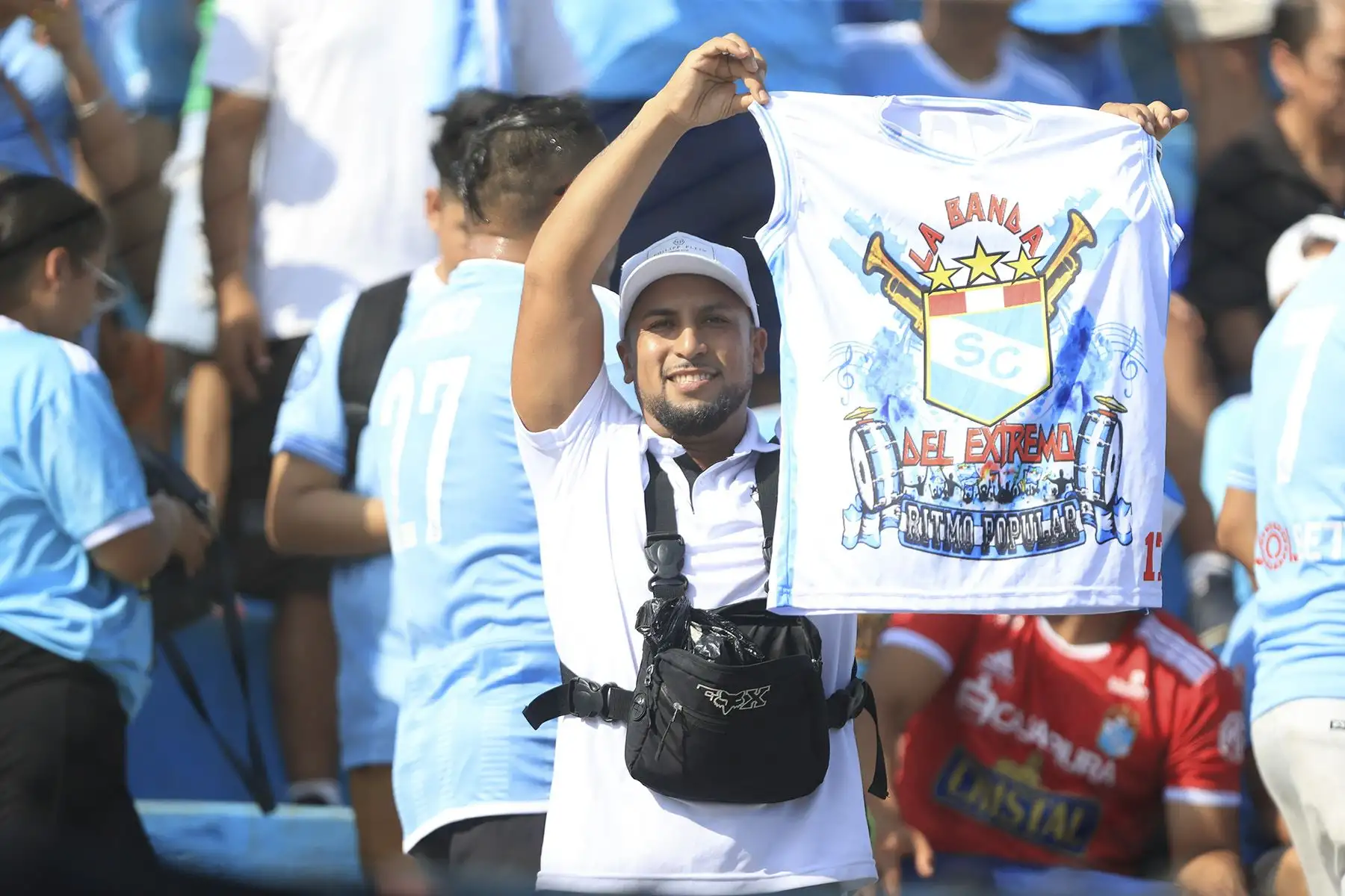 Hinchas de Sporting Cristal apoyan a su equipo en el encuentro ante Sport Huancayo por el Torneo Apertura. Foto: ANDINA/Jhonel Rodríguez Robles