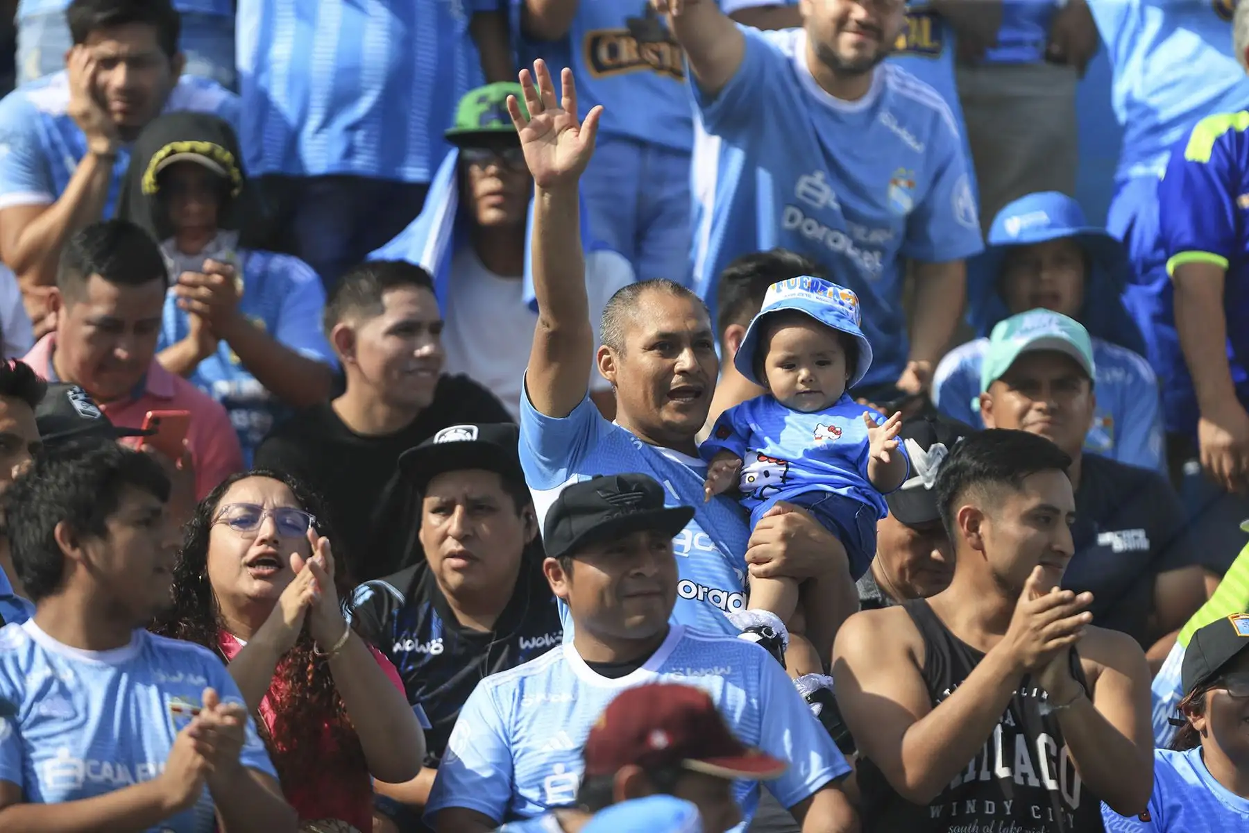 Hinchas de Sporting Cristal apoyan a su equipo en el encuentro ante Sport Huancayo por el Torneo Apertura. Foto: ANDINA/Jhonel Rodríguez Robles