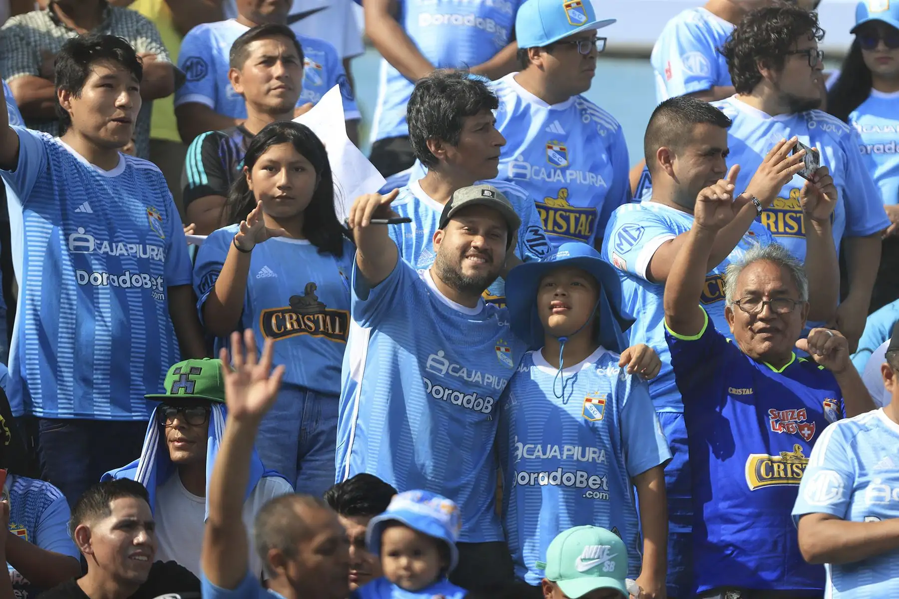 Hinchas de Sporting Cristal apoyan a su equipo en el encuentro ante Sport Huancayo por el Torneo Apertura. Foto: ANDINA/Jhonel Rodríguez Robles