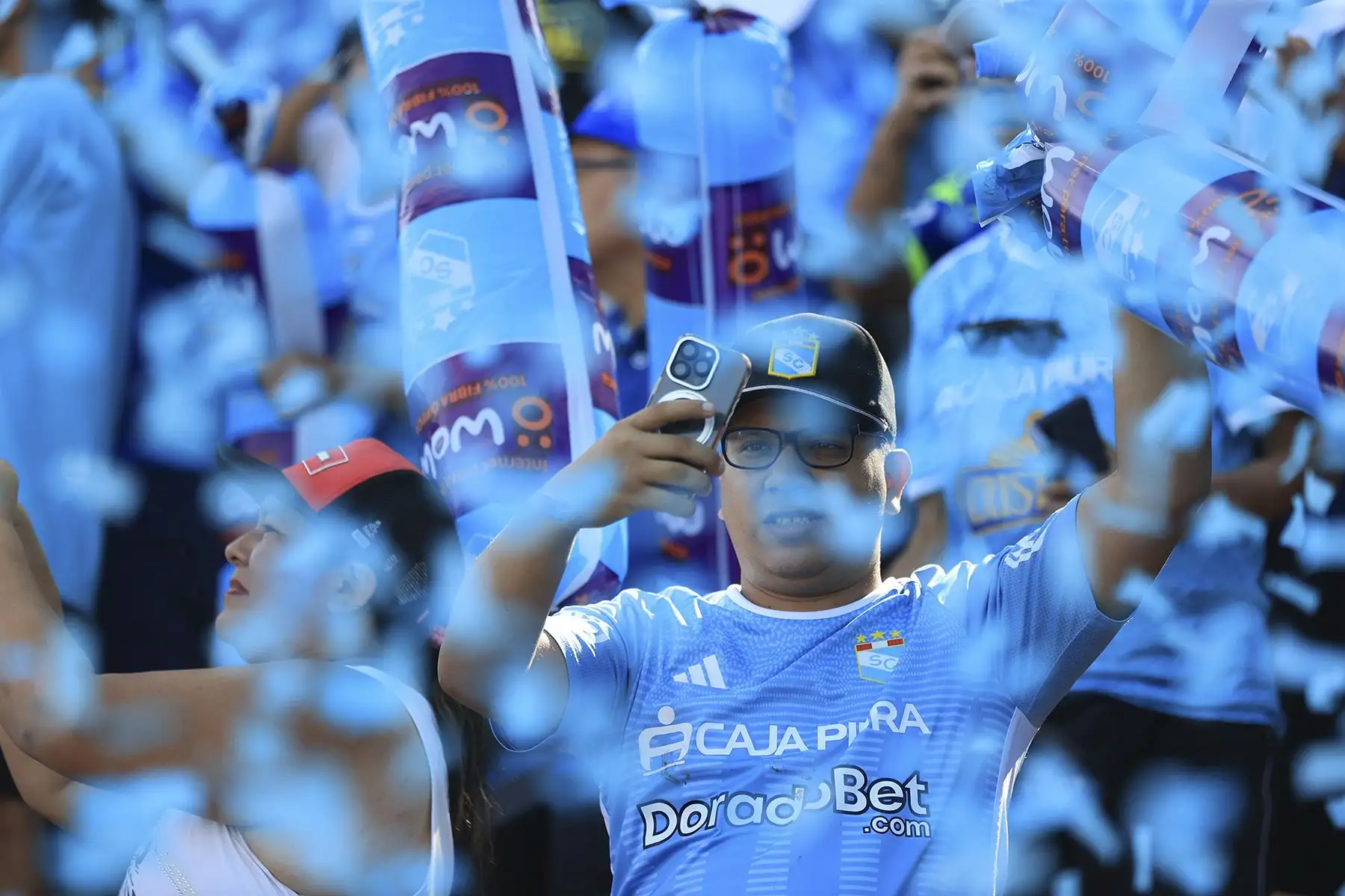 Hinchas de Sporting Cristal apoyan a su equipo en el encuentro ante Sport Huancayo por el Torneo Apertura. Foto: ANDINA/Jhonel Rodríguez Robles