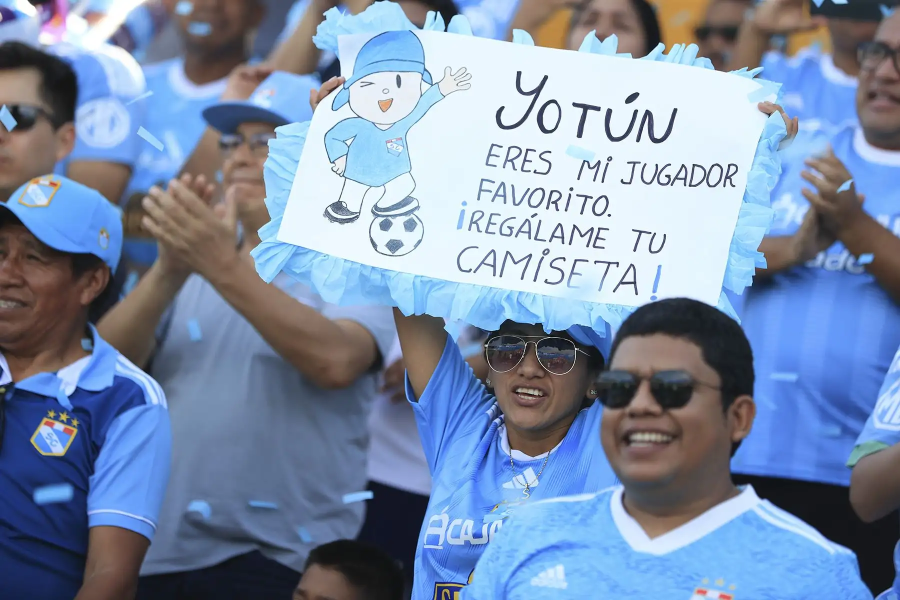 Hinchas de Sporting Cristal apoyan a su equipo en el encuentro ante Sport Huancayo por el Torneo Apertura. Foto: ANDINA/Jhonel Rodríguez Robles
