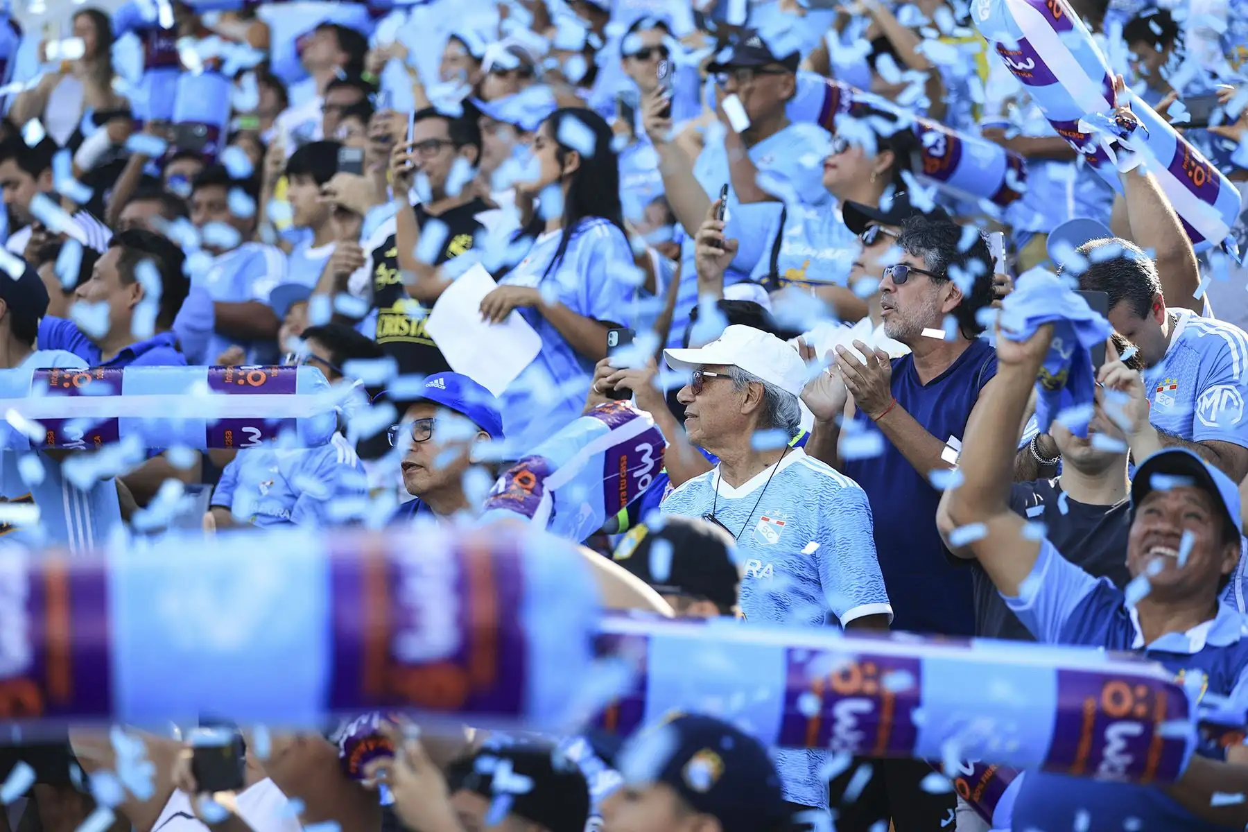 Hinchas de Sporting Cristal apoyan a su equipo en el encuentro ante Sport Huancayo por el Torneo Apertura. Foto: ANDINA/Jhonel Rodríguez Robles