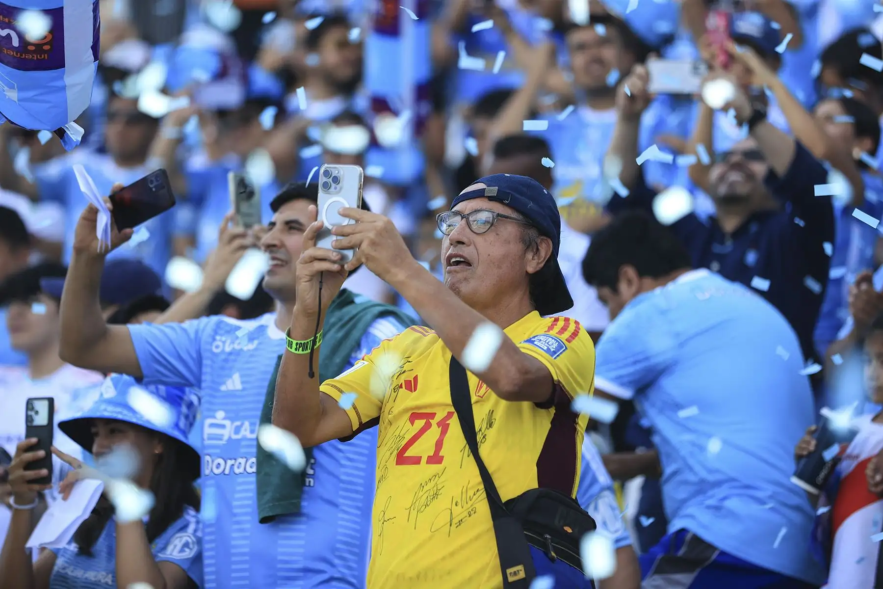 Hinchas de Sporting Cristal apoyan a su equipo en el encuentro ante Sport Huancayo por el Torneo Apertura. Foto: ANDINA/Jhonel Rodríguez Robles
