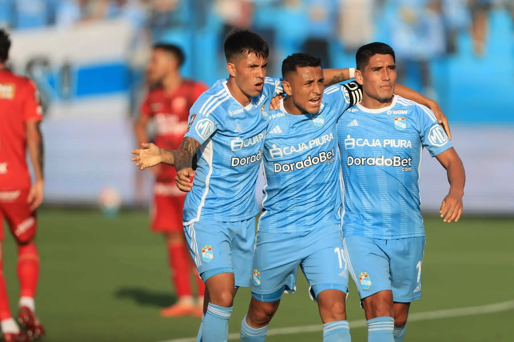 Yoshimar Yotún e Irven Ávila celebran el primer gol. Sporting Cristal enfrenta a Sport Huancayo por el Torneo Apertura. Foto: ANDINA/Jhonel Rodríguez Robles