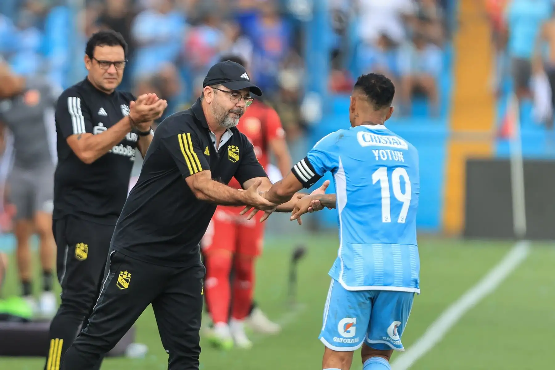 Yoshimar Yotún celebra el segundo gol celeste junto a su DT Enderson Moreira. Sporting Cristal enfrenta a Sport Huancayo por el Torneo Apertura. Foto: ANDINA/Jhonel Rodríguez Robles