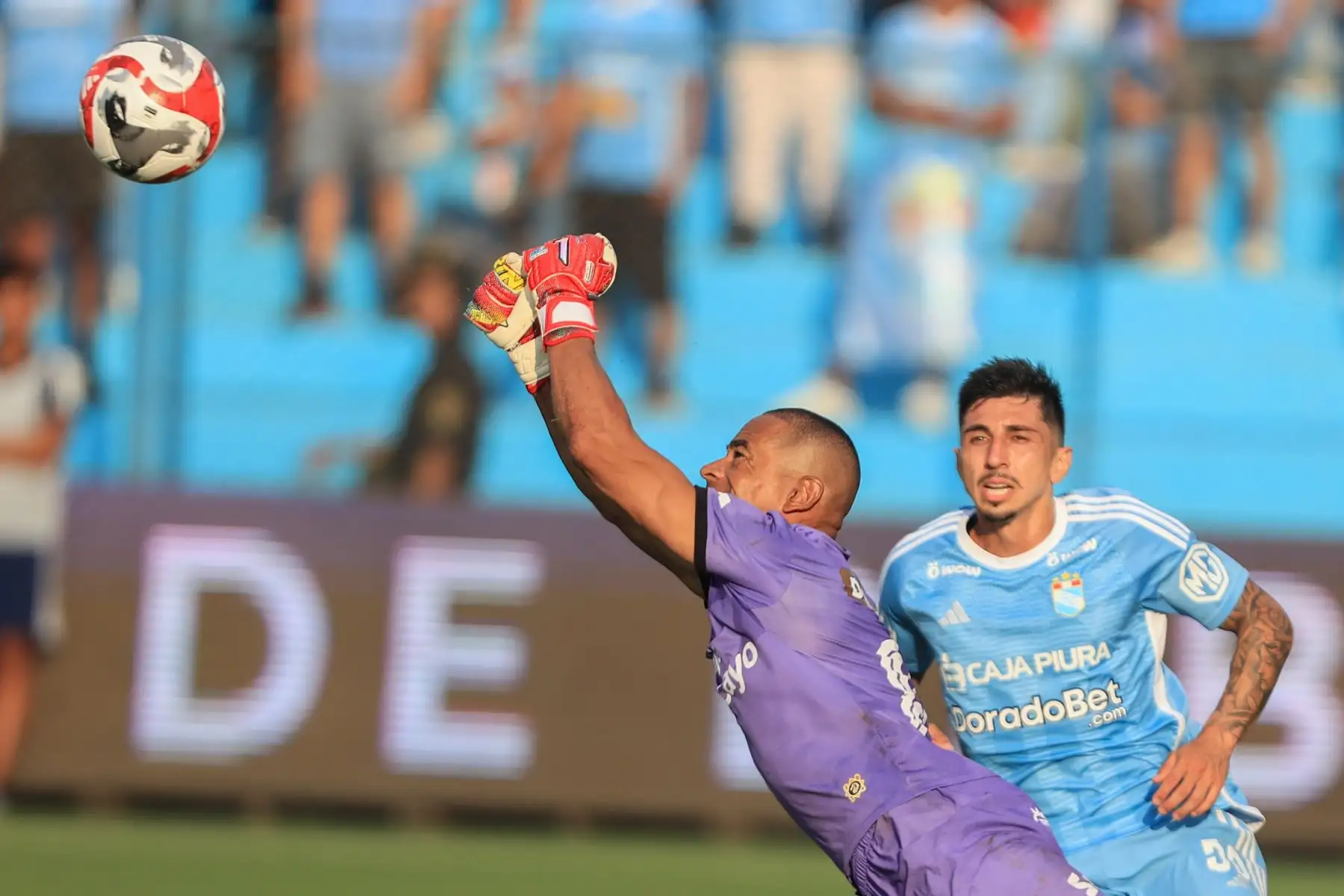 Joel Pinto despeja el balón. Sporting Cristal enfrenta a Sport Huancayo por el Torneo Apertura. Foto: ANDINA/Jhonel Rodríguez Robles