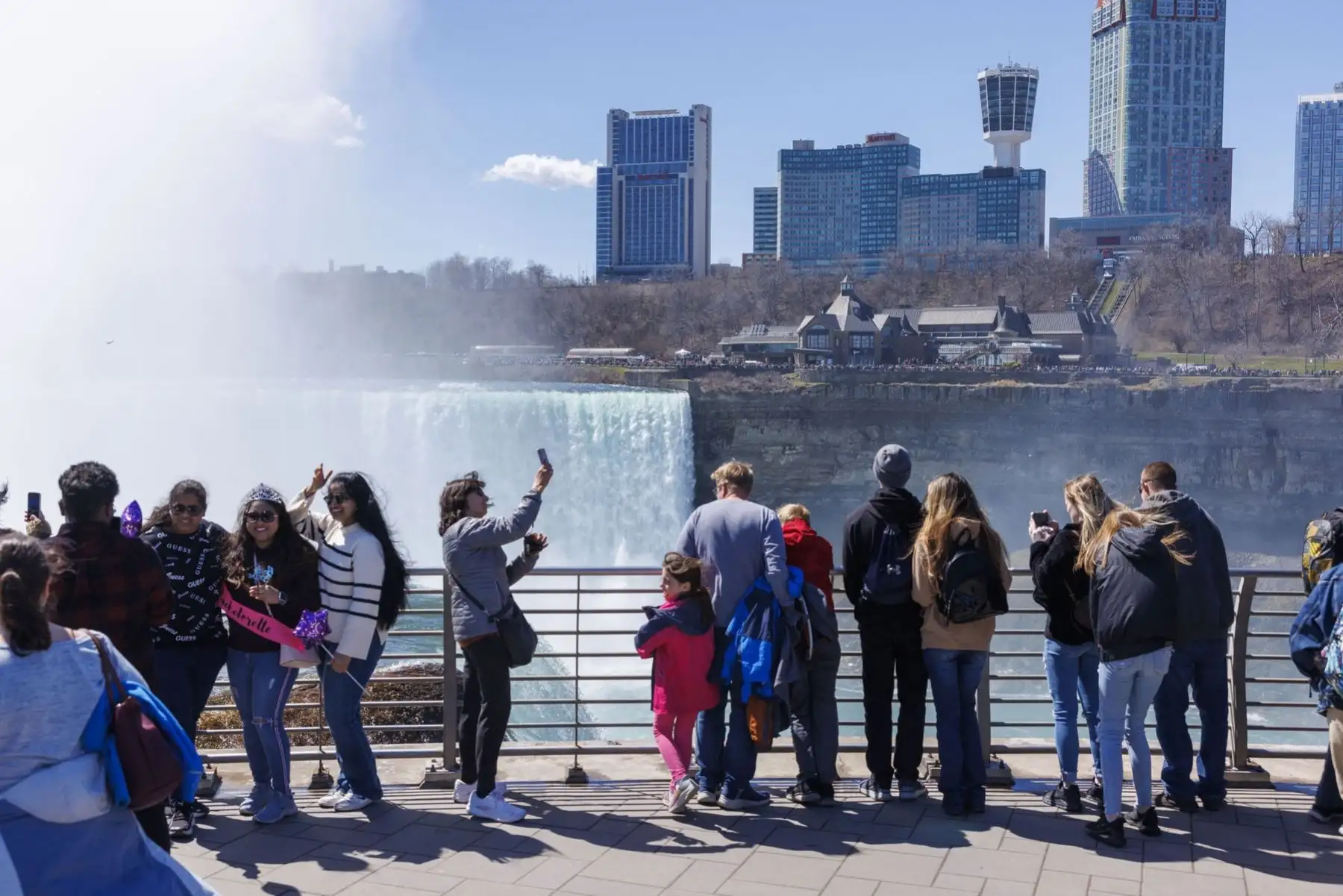 La gente ve las Cataratas del Niágara desde Terrapin Point en Niagara Falls, Nueva York, EE.UU., 07 de abril de 2024. Un eclipse solar total será visible el 08 de abril de 2024 en toda América del Norte. Foto: EFE